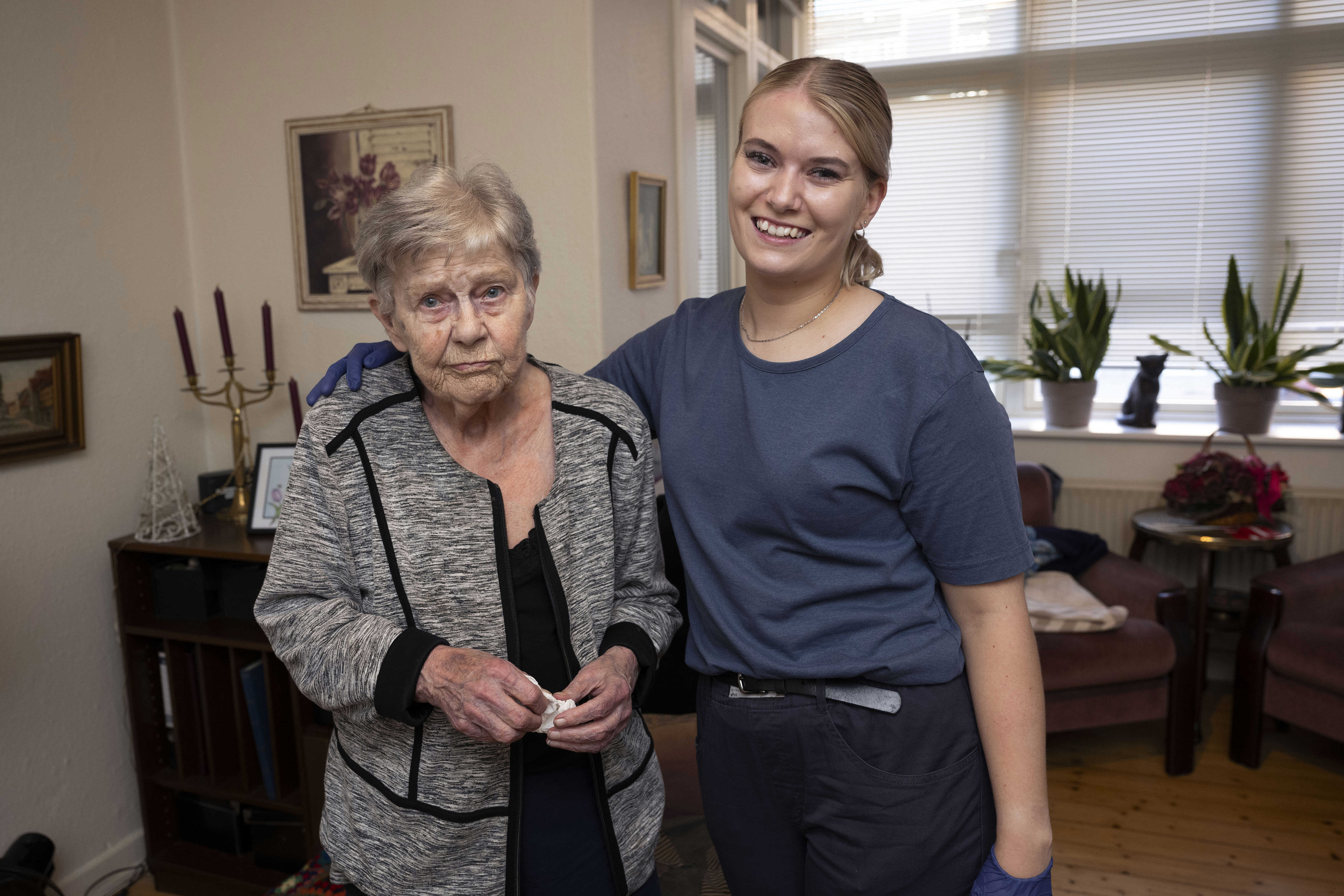 Medarbejder med armen om borger