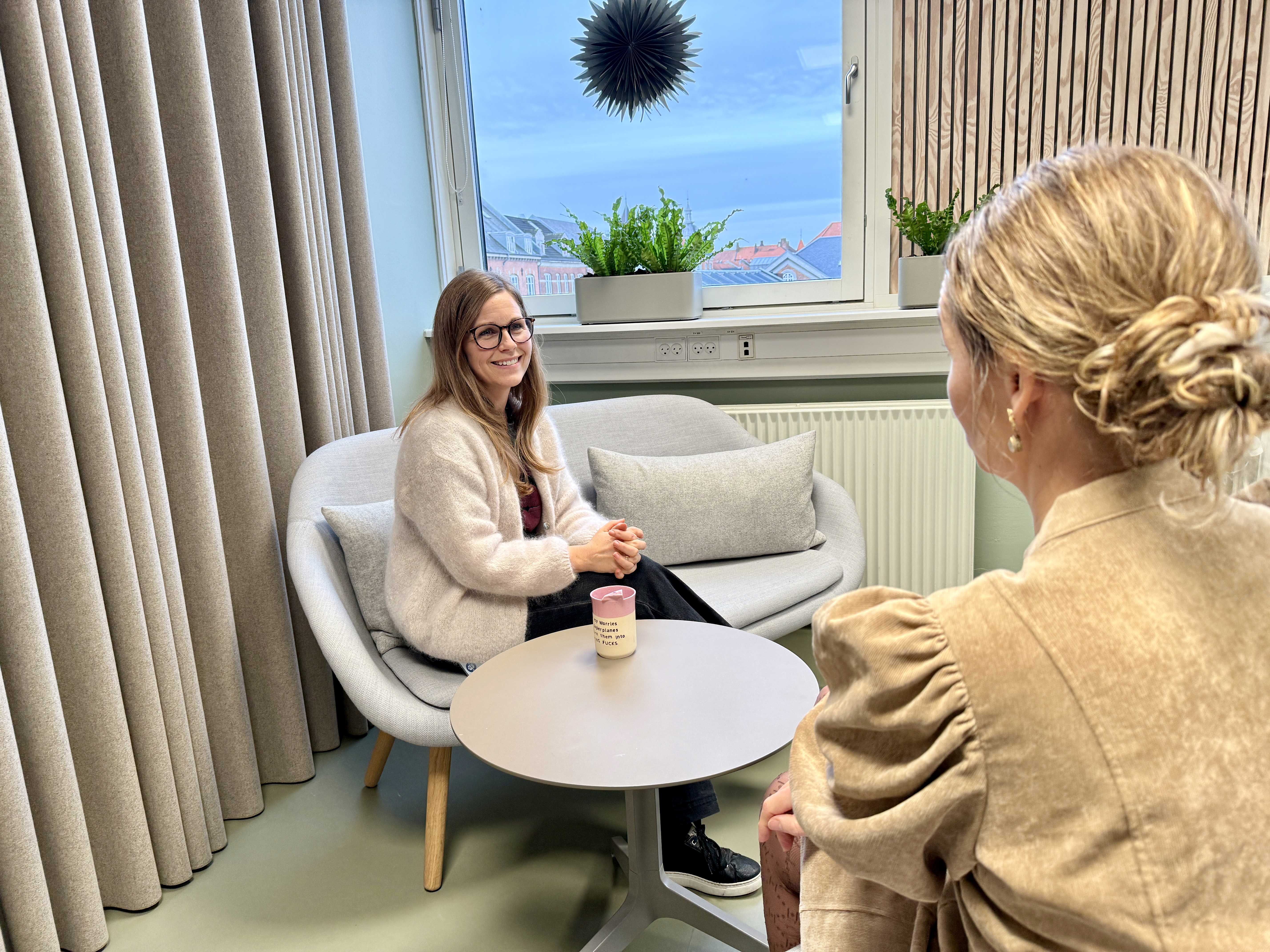 Socialrådgiver taler med borger