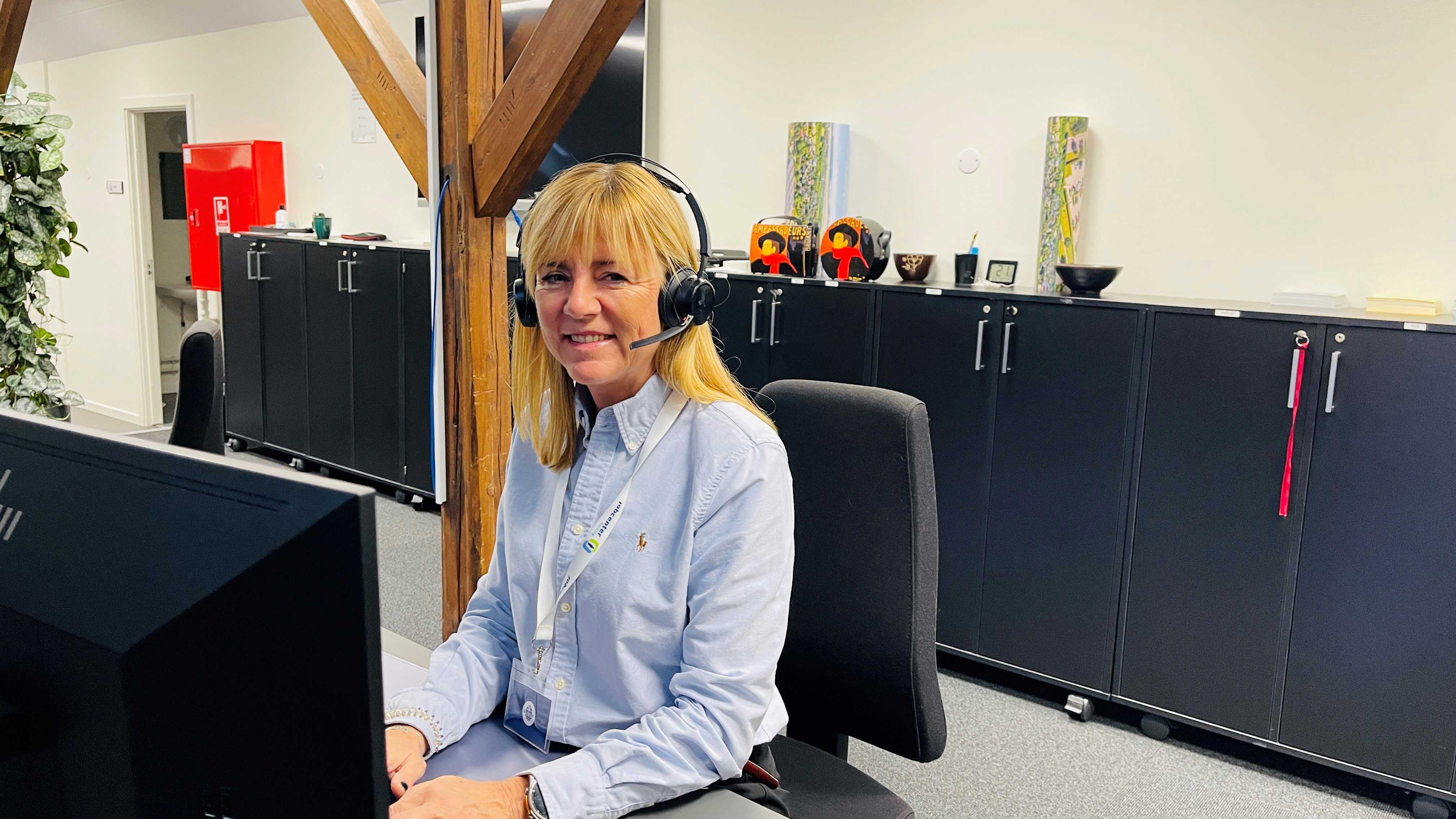 Socialrådgiver Helle sidder på kontor