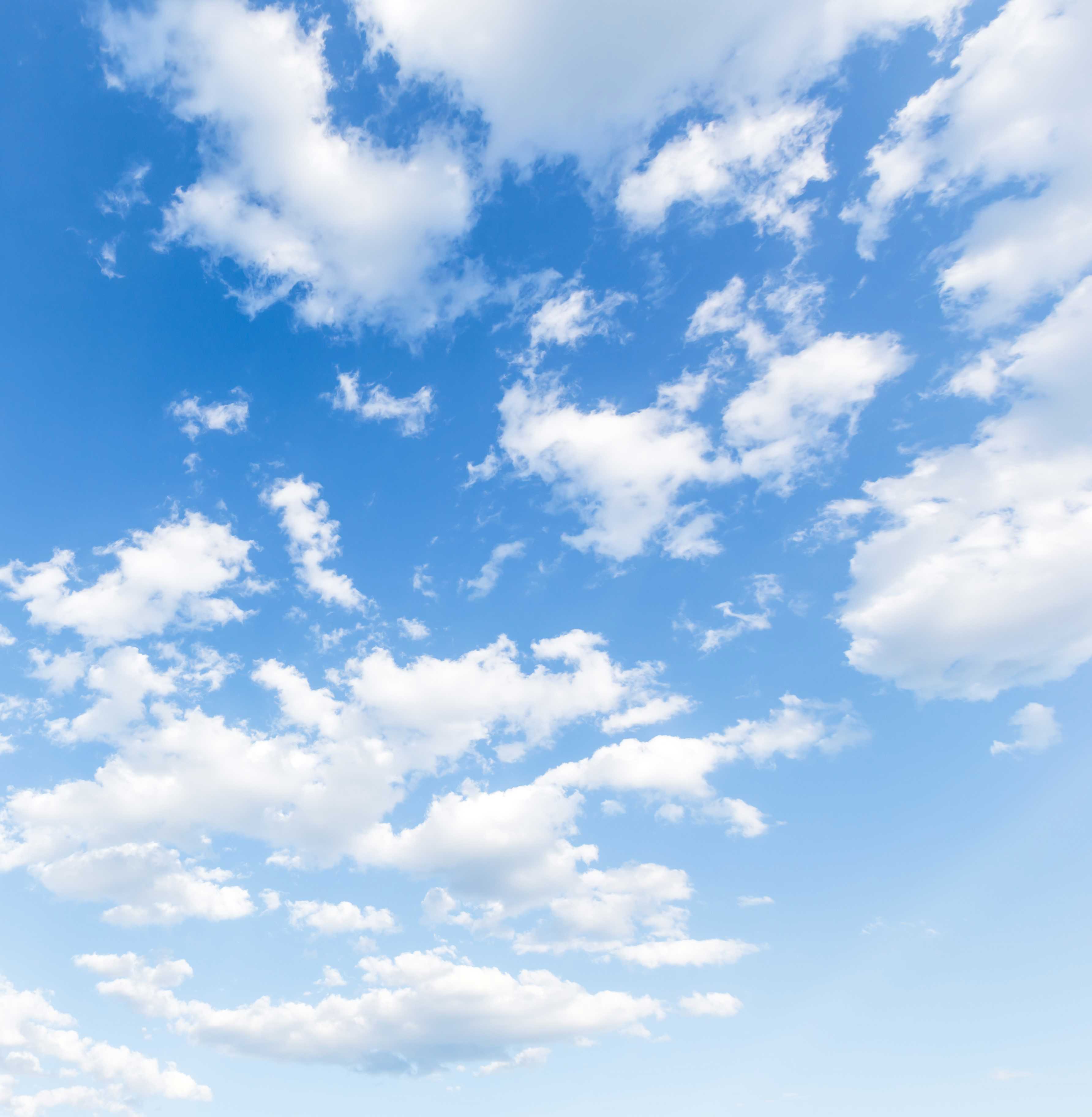 Blå himmel med hvide skyer