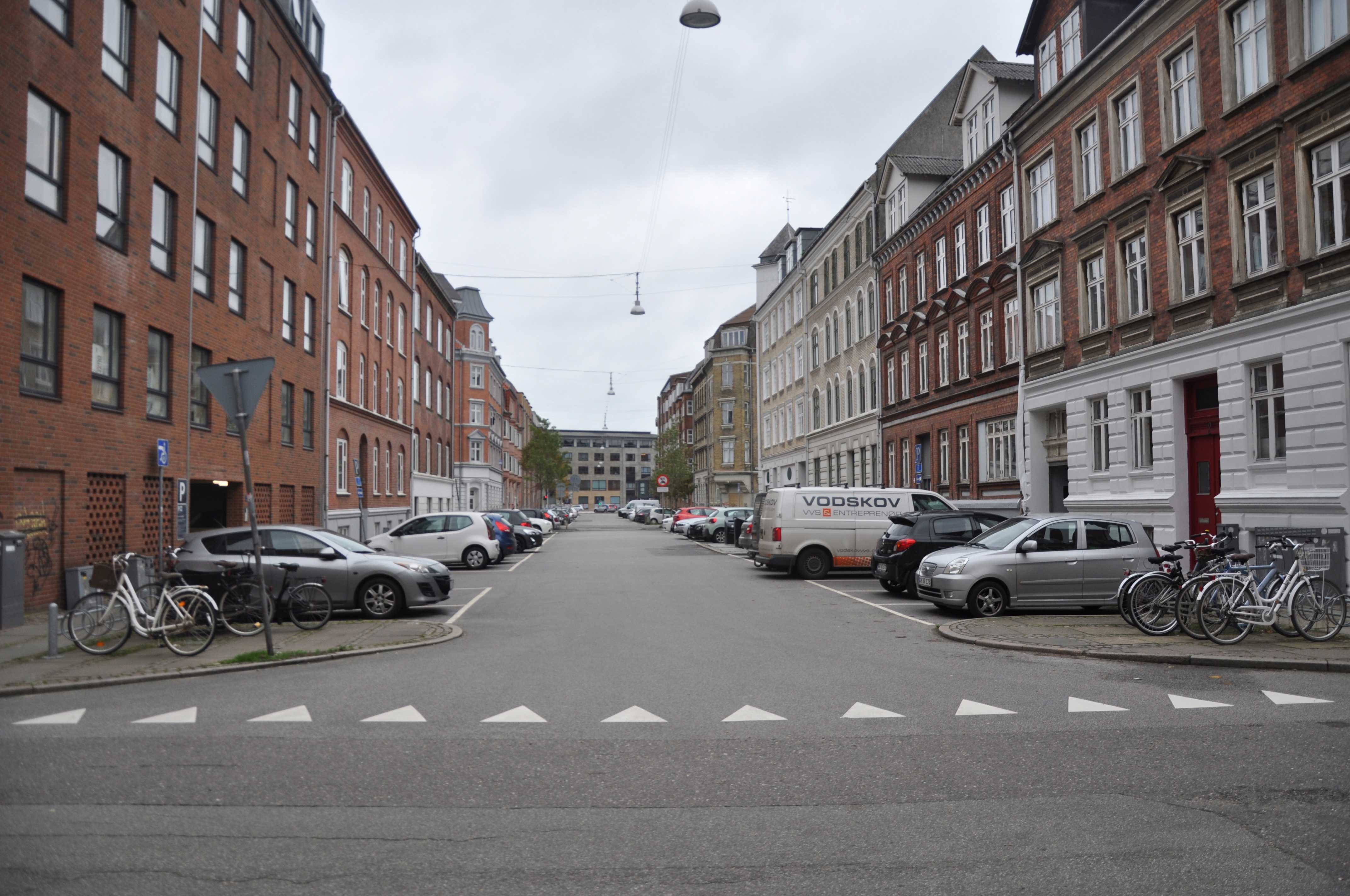 Vendelbogade med vinkelret parkering i begge sider af vejen.