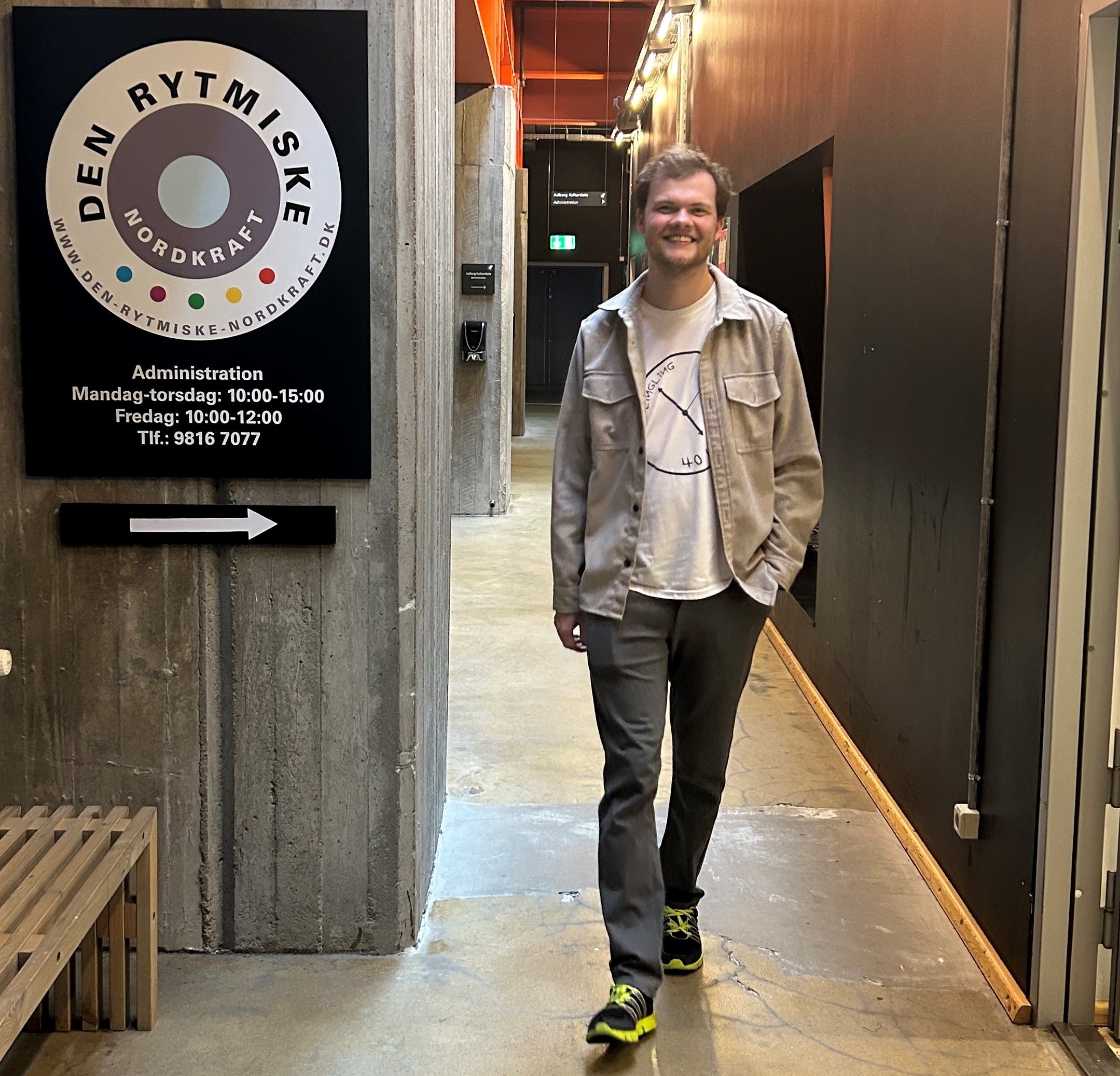 Mand går hen ad gang