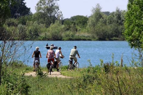Cyklister i landskab ved sø