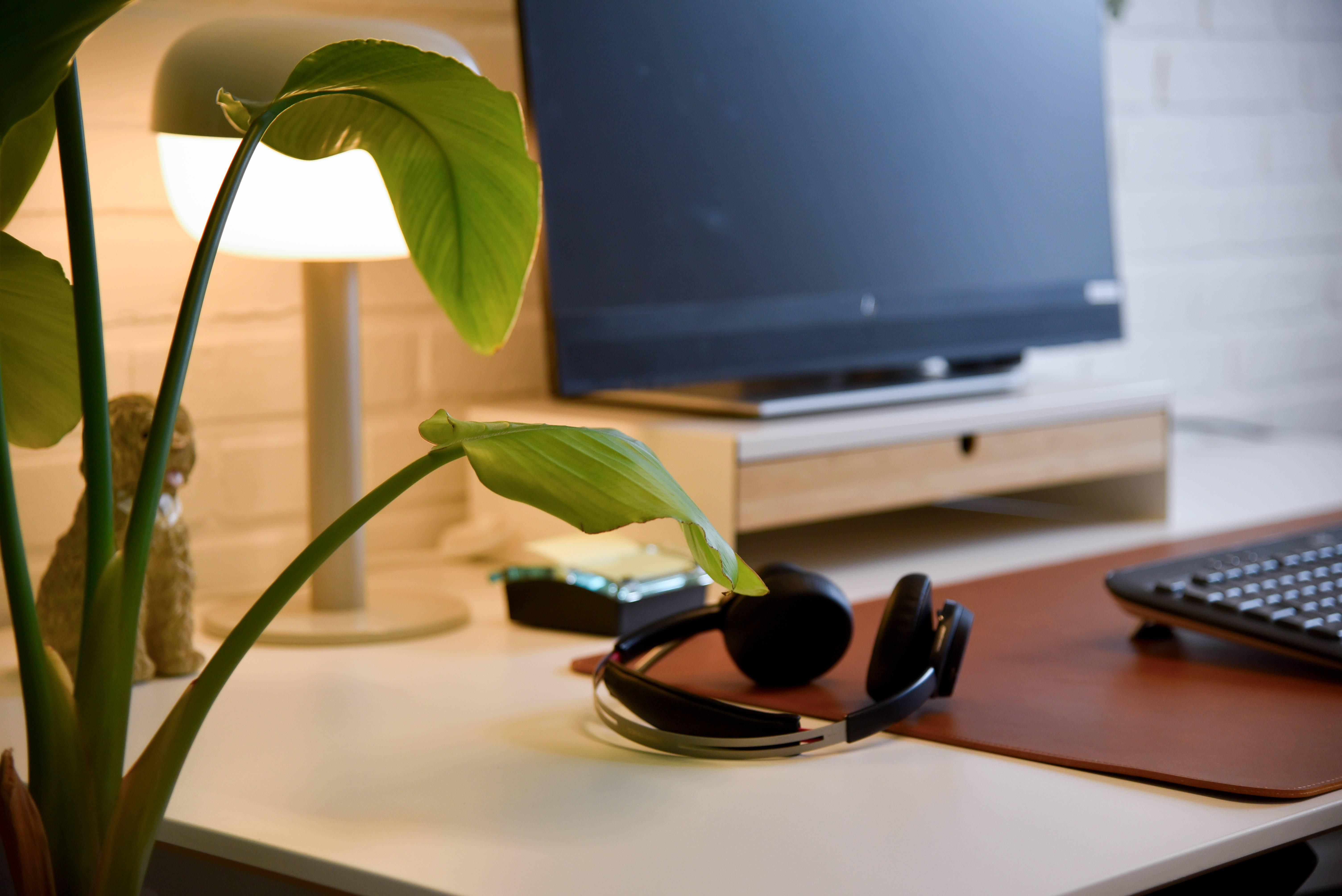 PC med ørebøffer på skrivebord