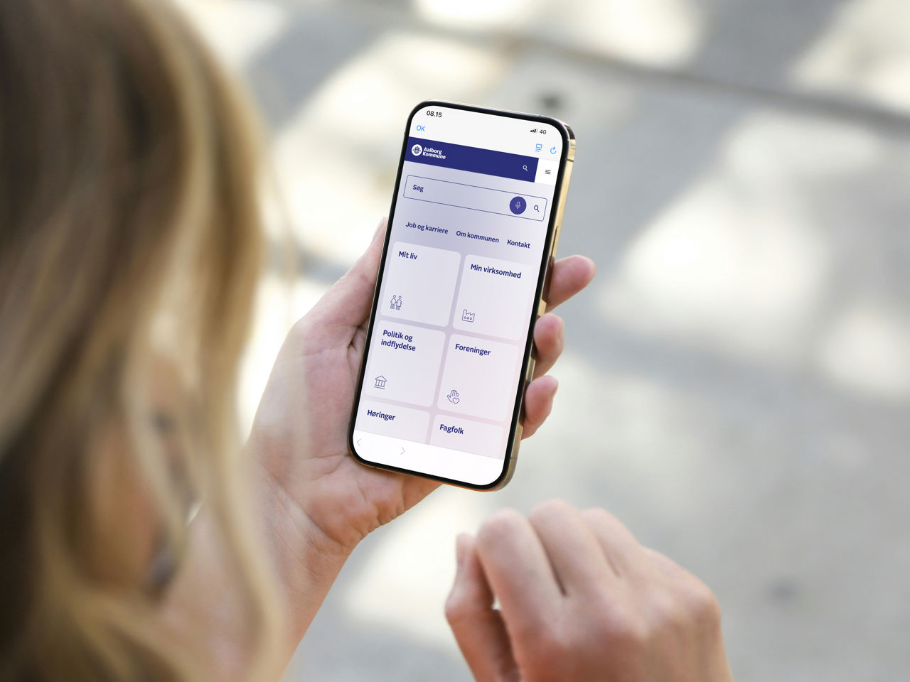 Bruger besøger Aalborg Kommunes hjemmeside fra mobil