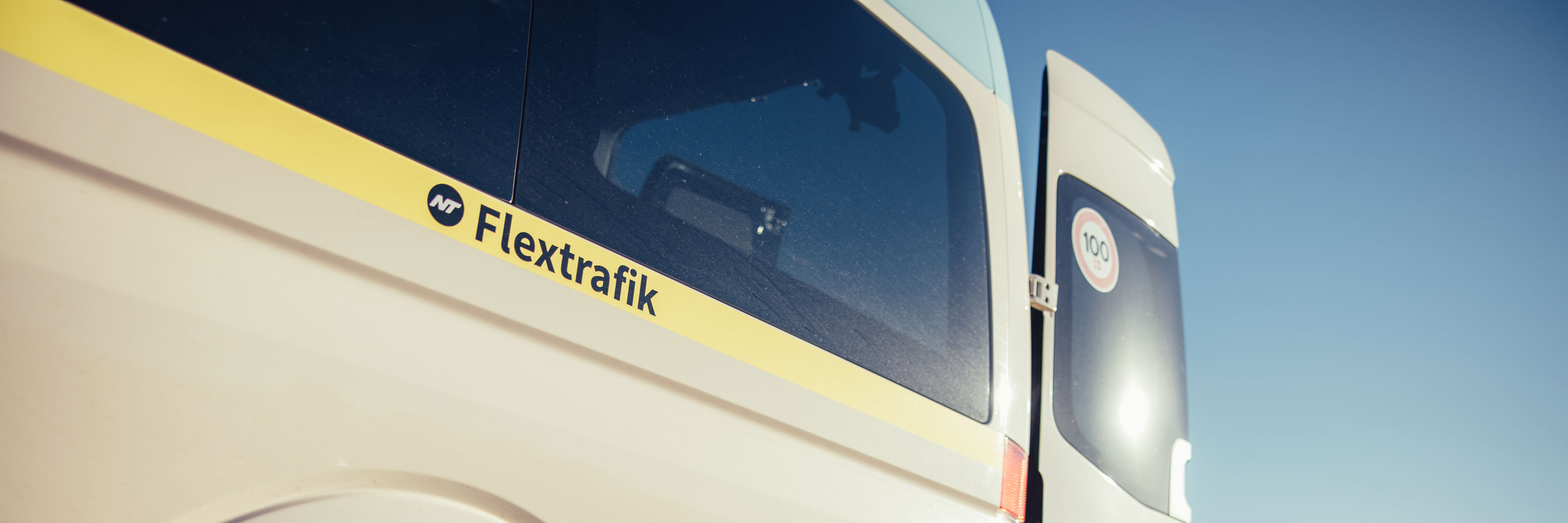 Flextrafikbil set fra siden