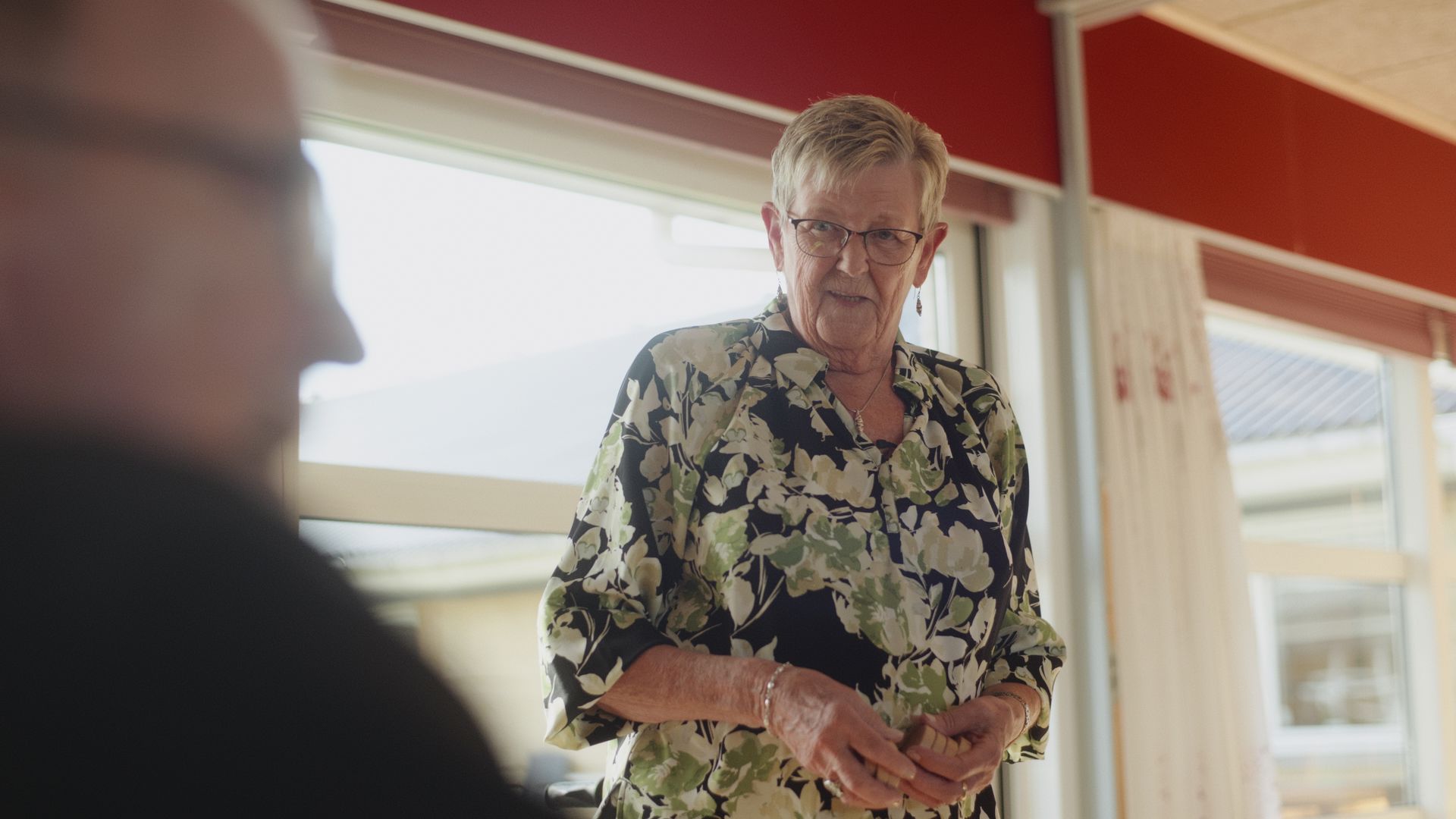 Frivillige Kirsten og plejehjemsbeboer