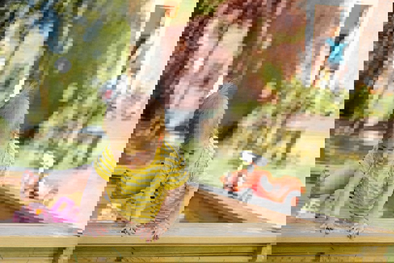 Lille barn leger i sandkasse