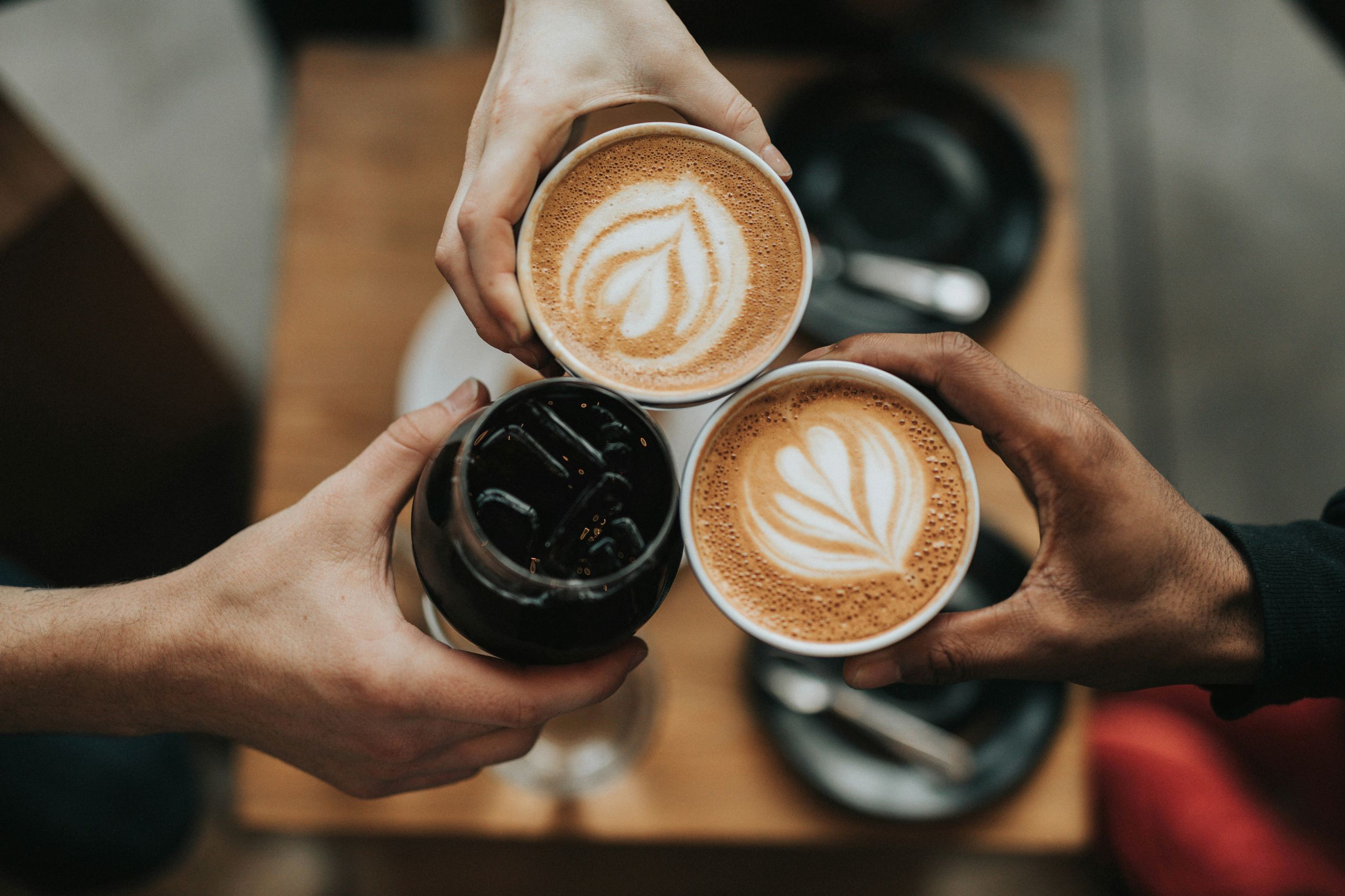Tre der skåler i kaffe og sodavand