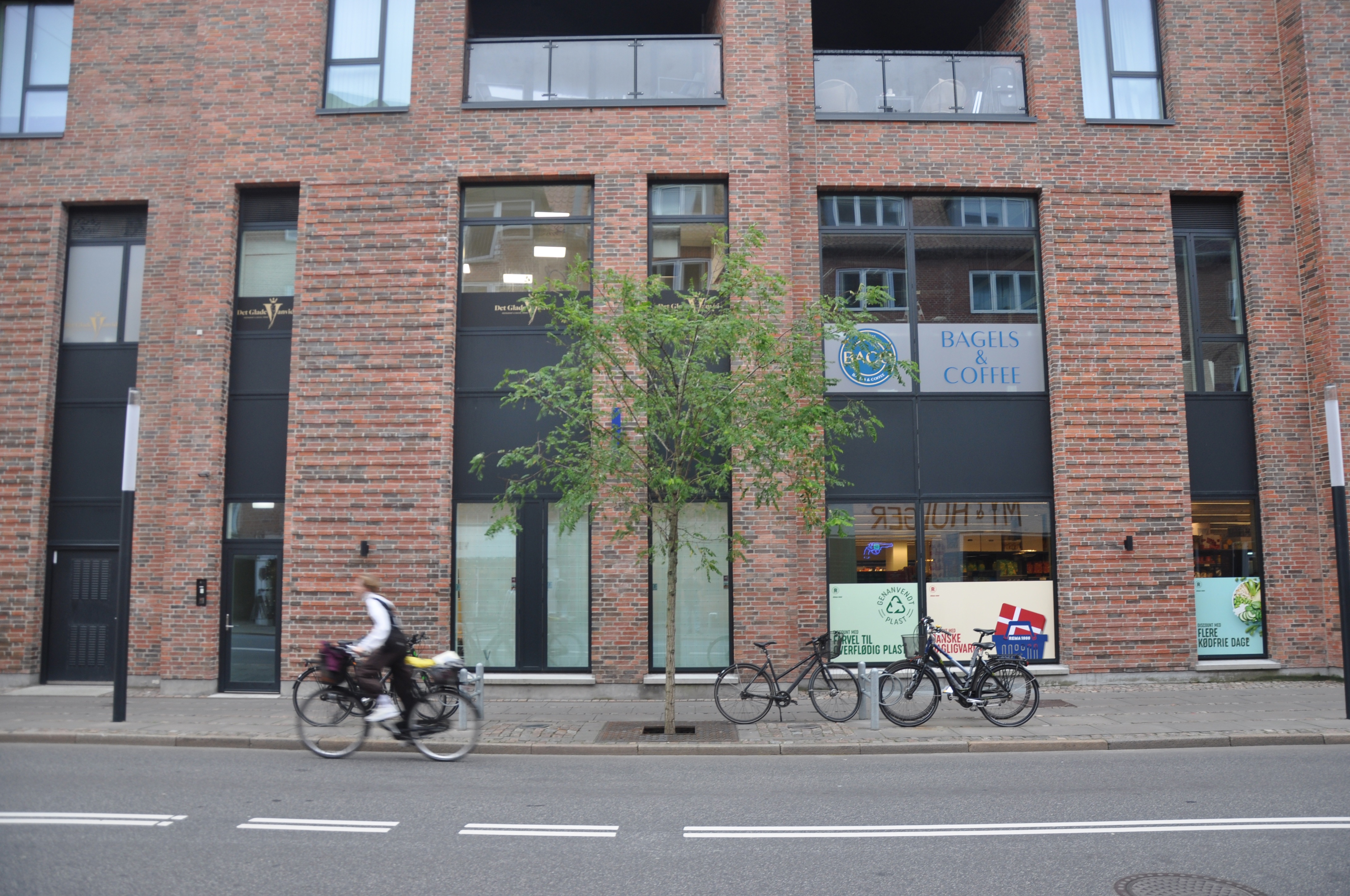 Vingårdsgade med cykelparkering og beplantning.