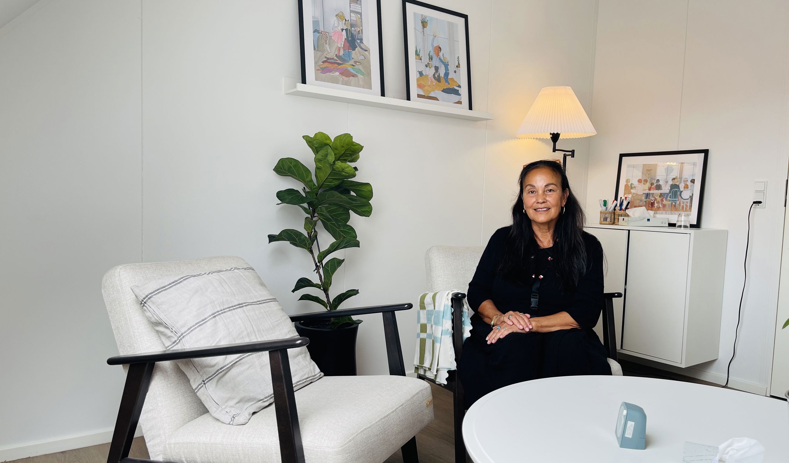 Socialrådgiveren Ella i en stol