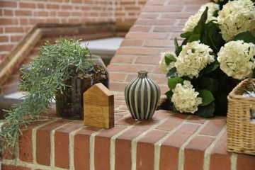 Pyntegenstande på murstensvæg