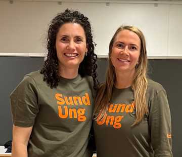 To smilende kvinder i ens bluser med teksten Sund Ung