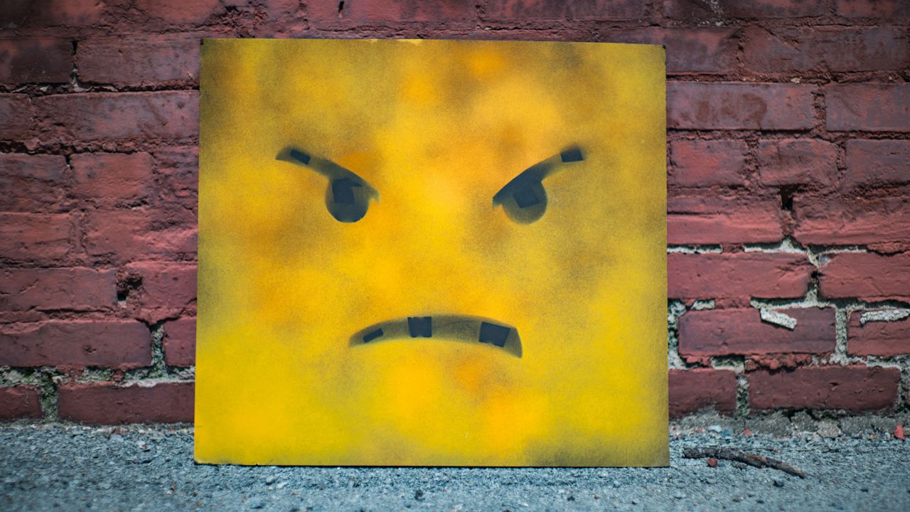 Sur emoji på skilt