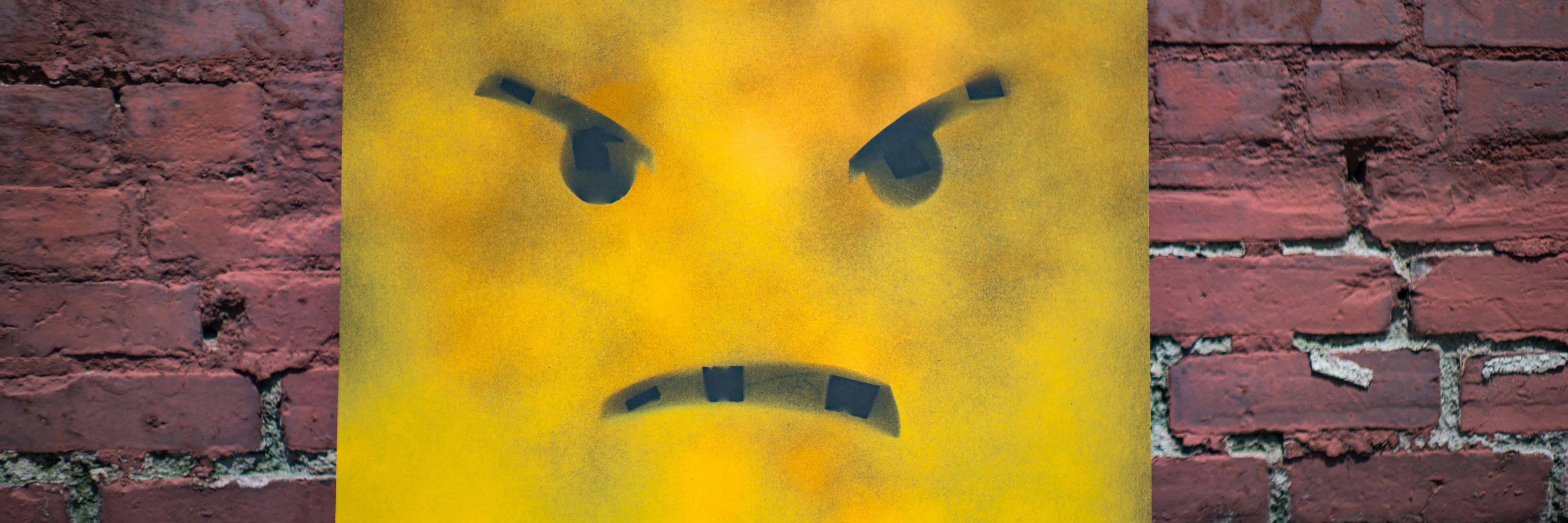 Sur emoji på skilt
