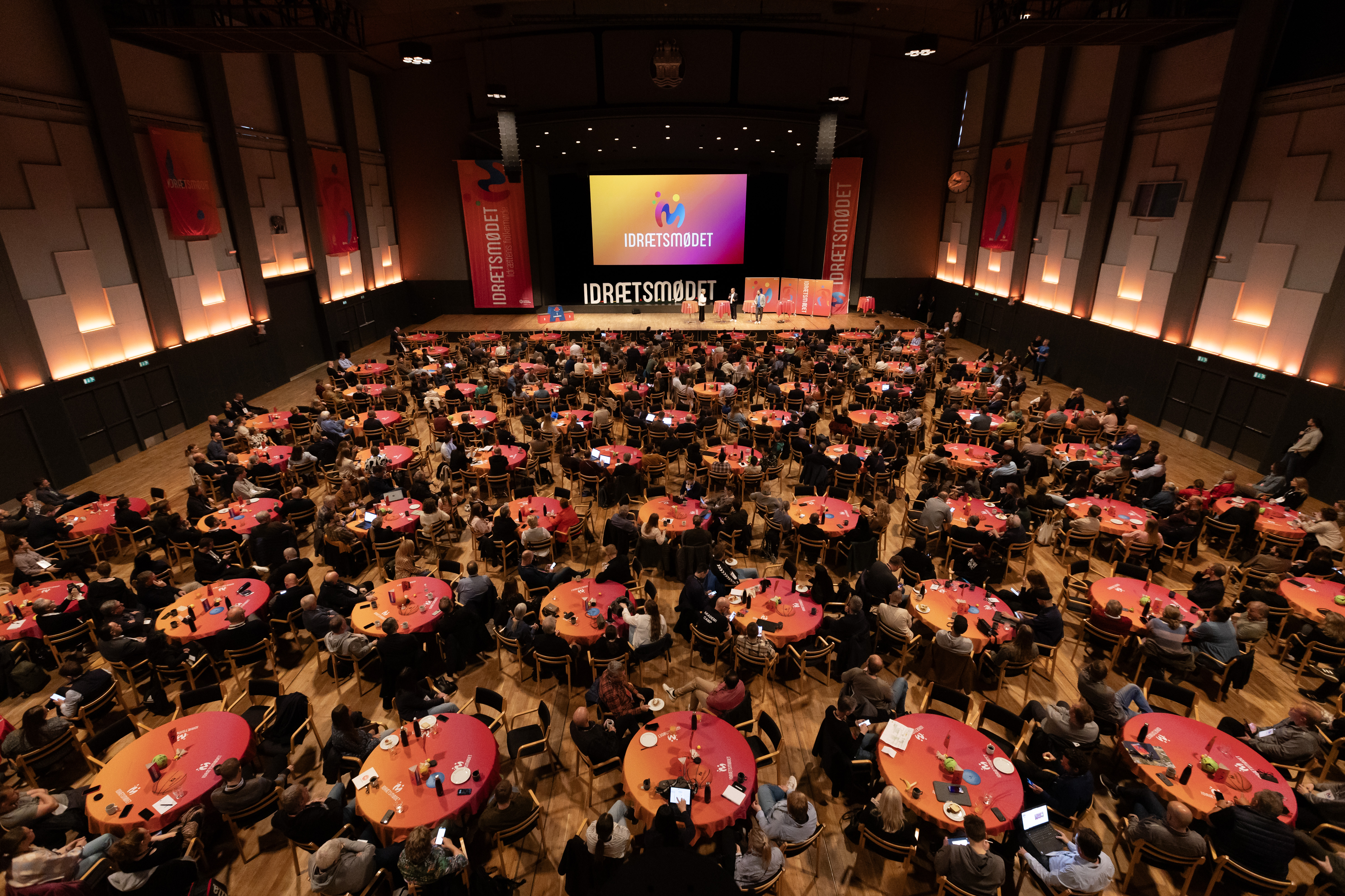 Konferencedeltager ved borde