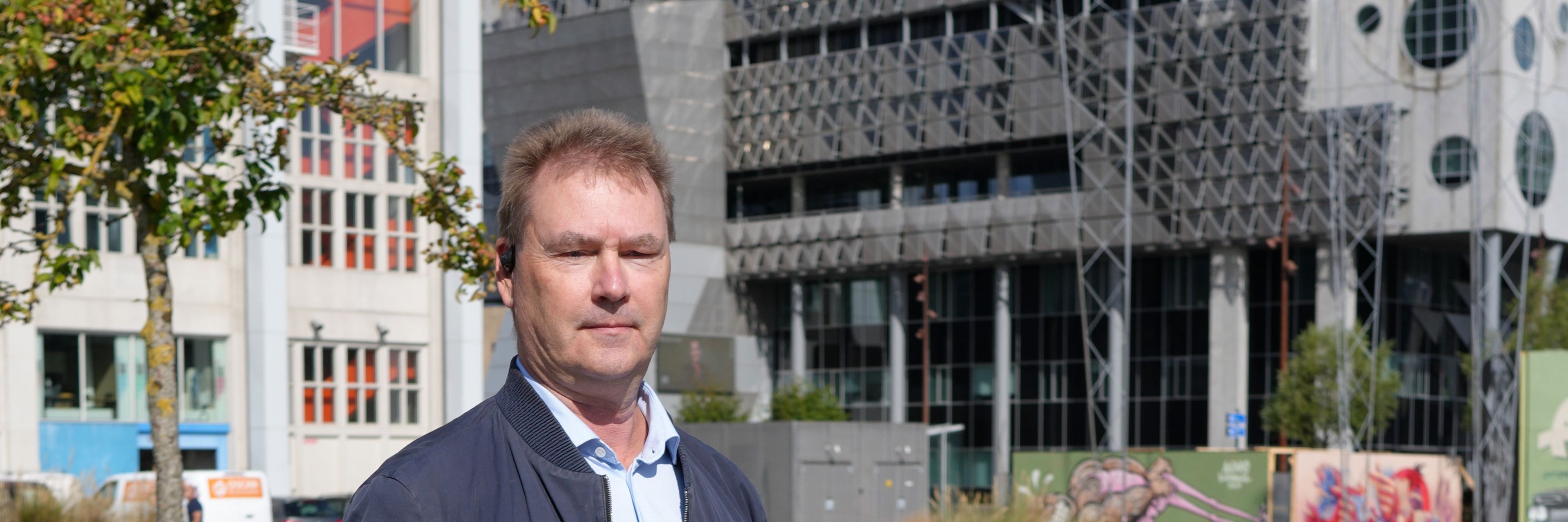 Torben Frederiksen står i Aalborg med Nordkraft og Musikkens hus i baggrunden