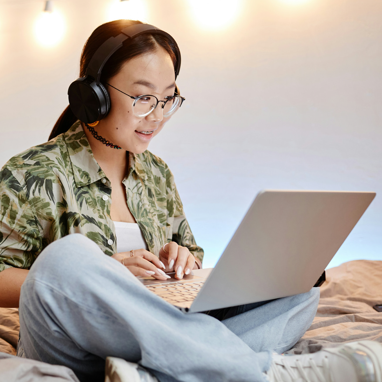 Ung pige sidder med computer
