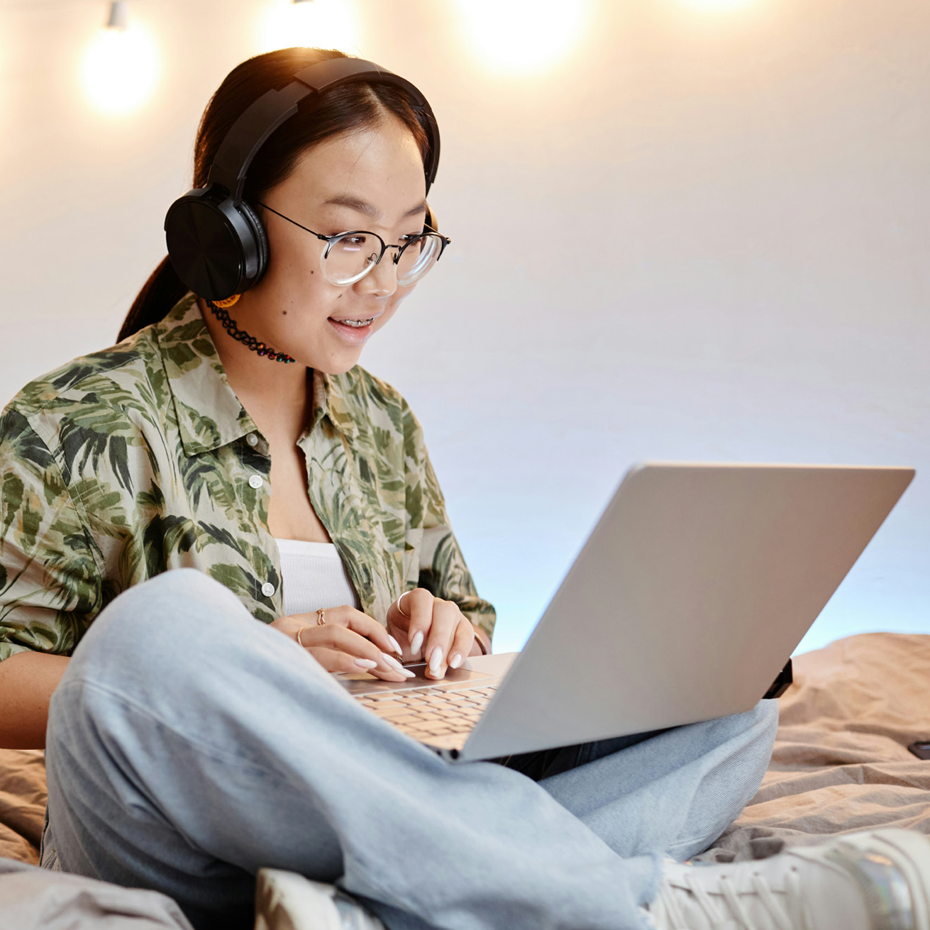 Ung pige sidder med computer