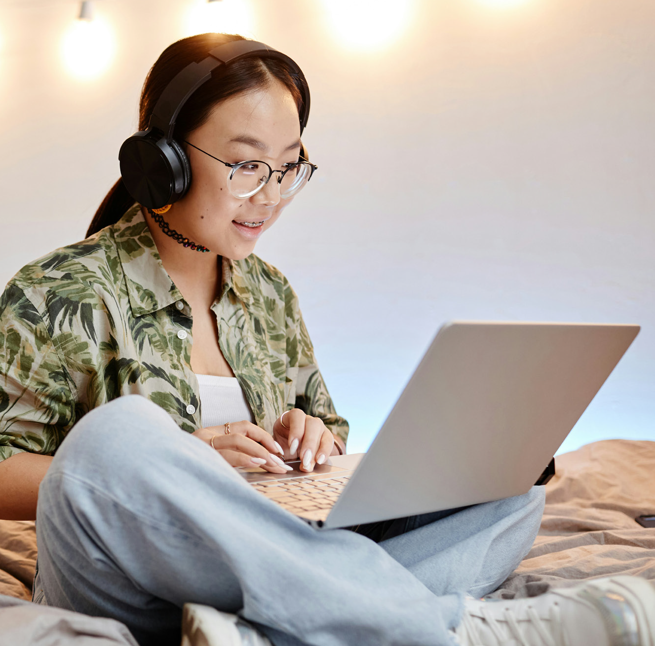 Ung pige sidder med computer
