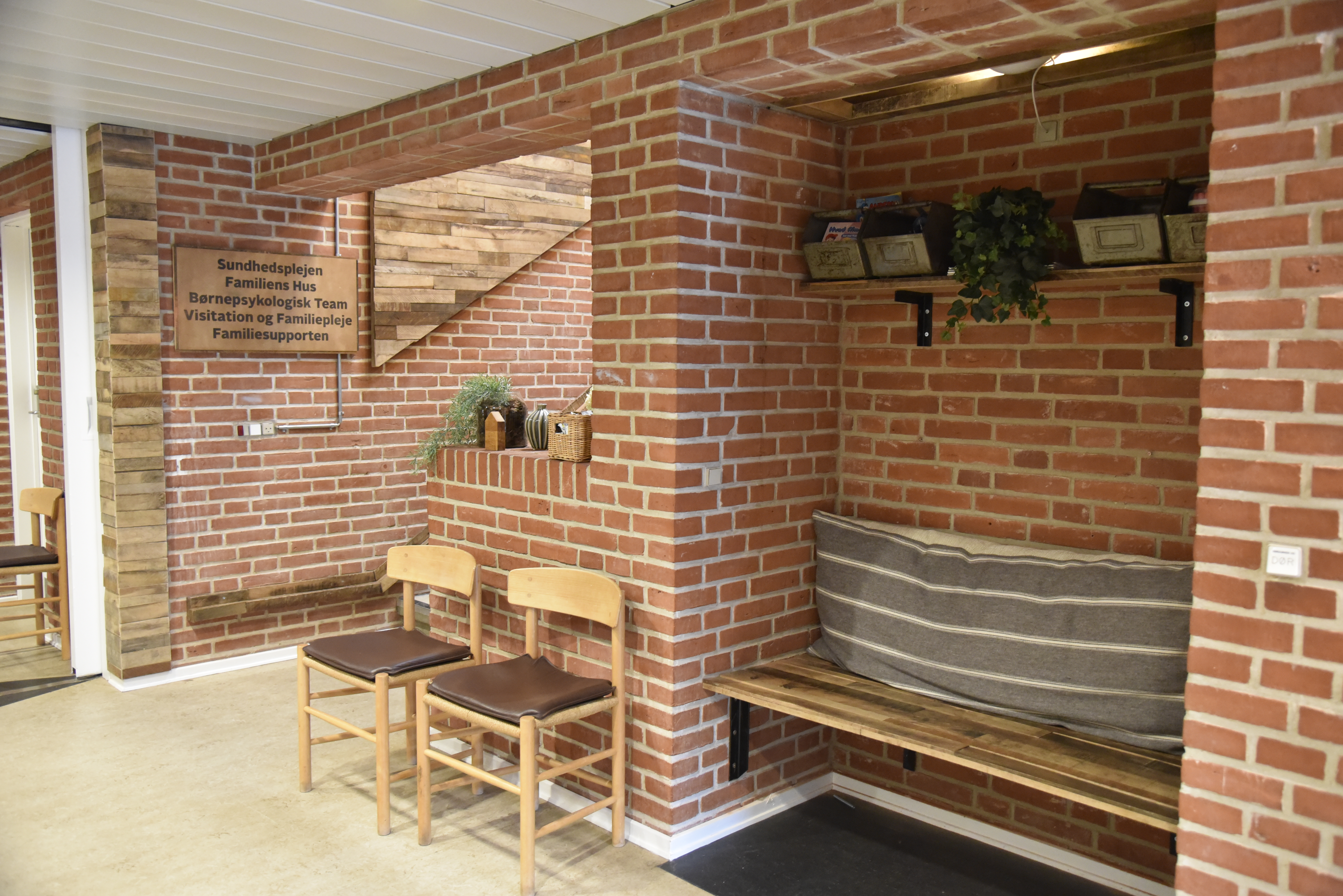 Indgang med stole og bænk