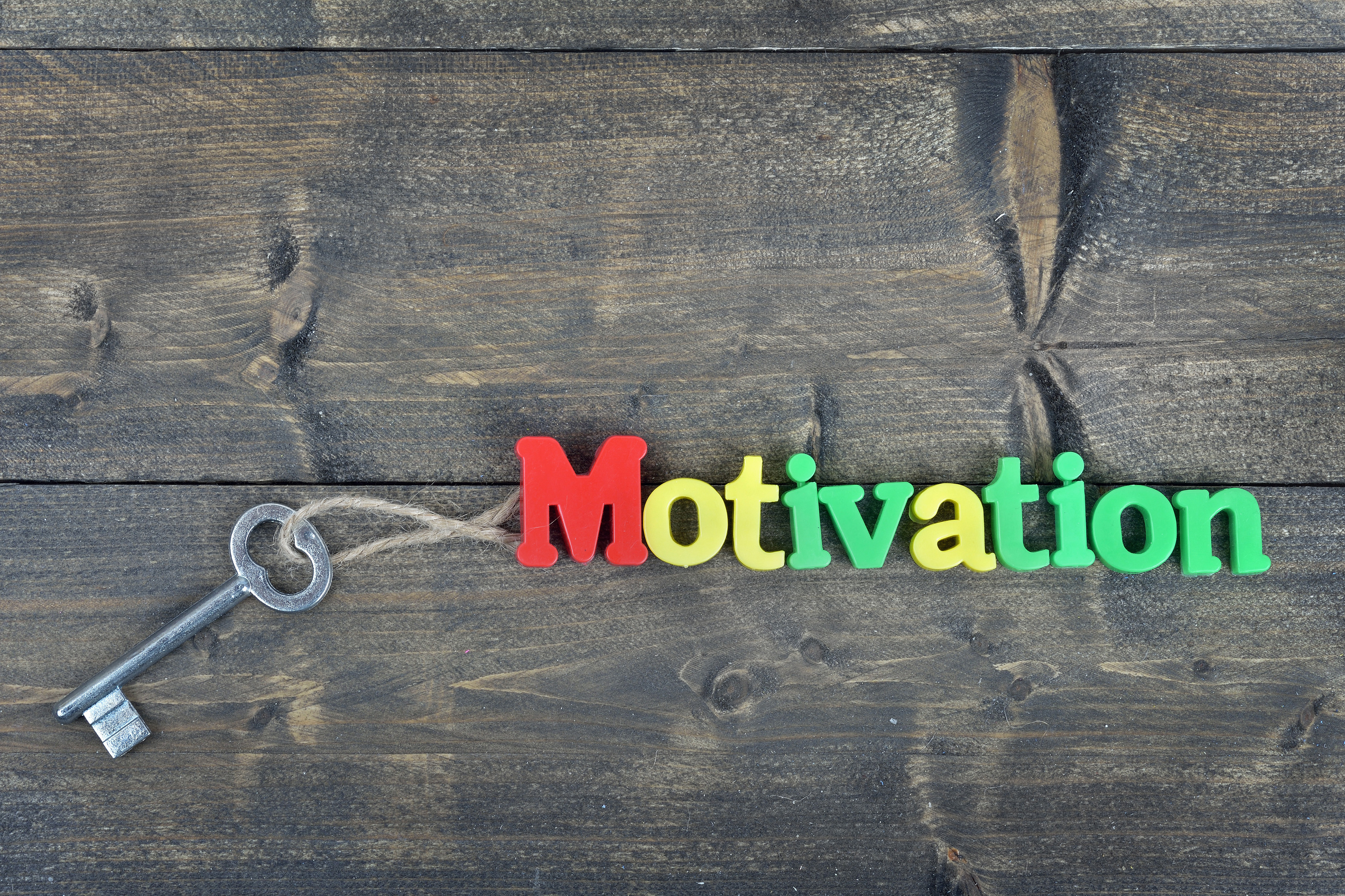 Bogstaver og nøgle på et bord