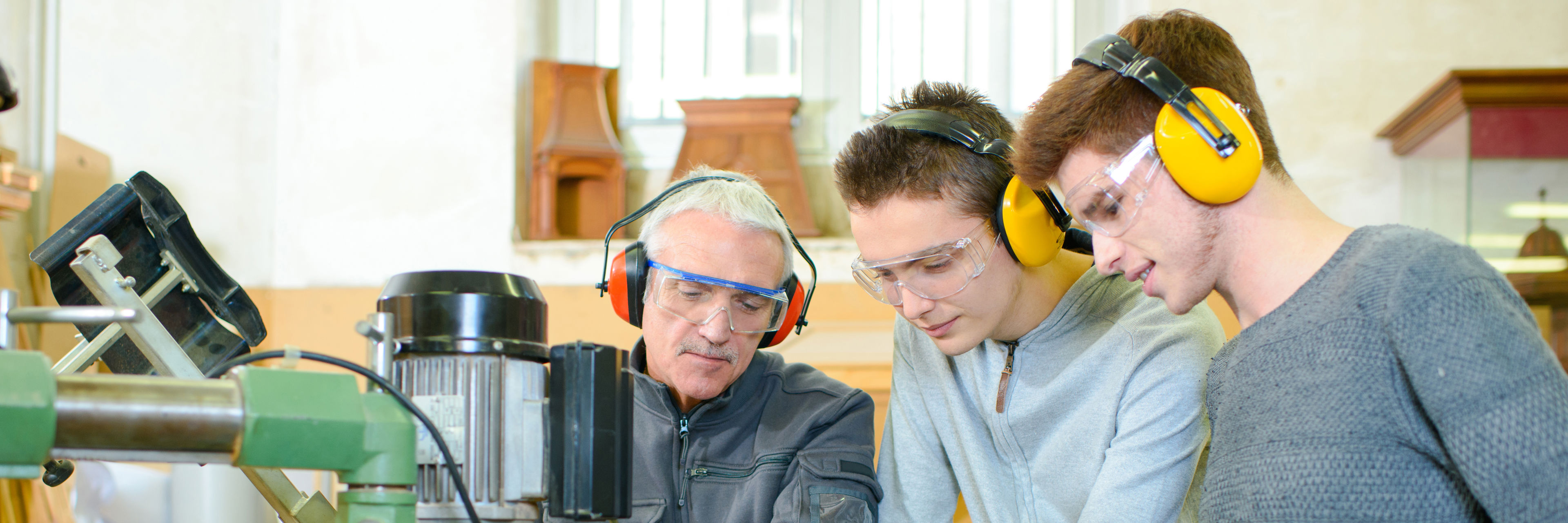 Tre mænd der arbejder på Ressource Center Aalborg