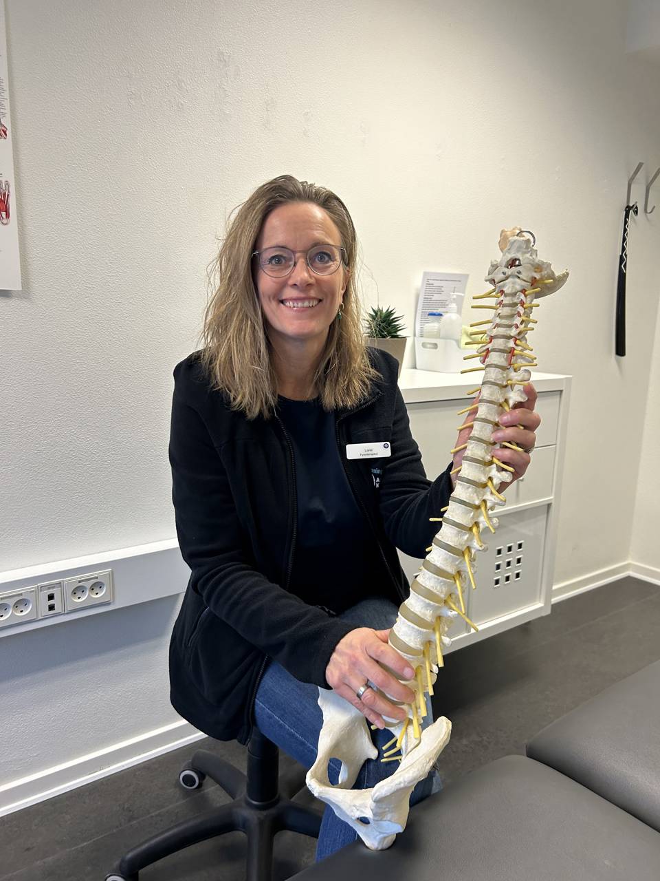 Medarbejder viser en rygsøjle