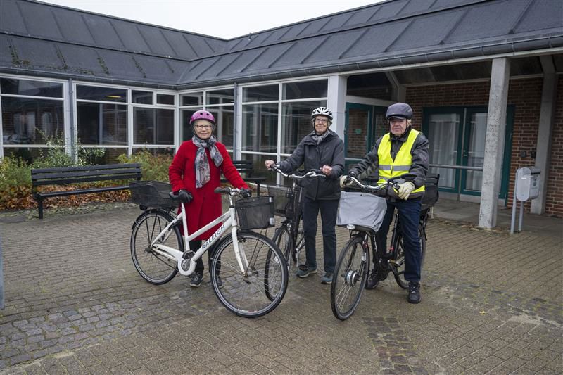 Tre kvinder med cykel