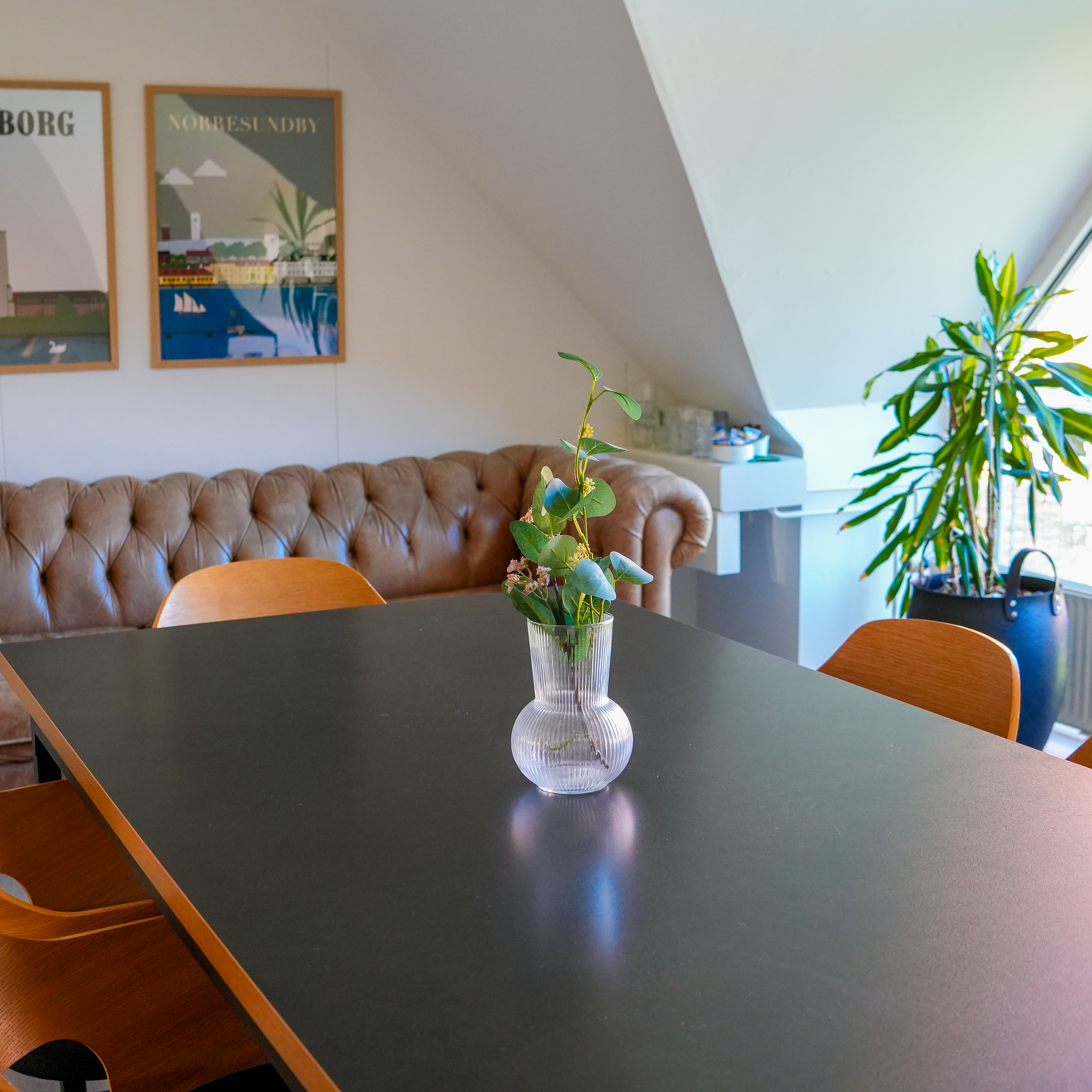 Rum med sofa og bord