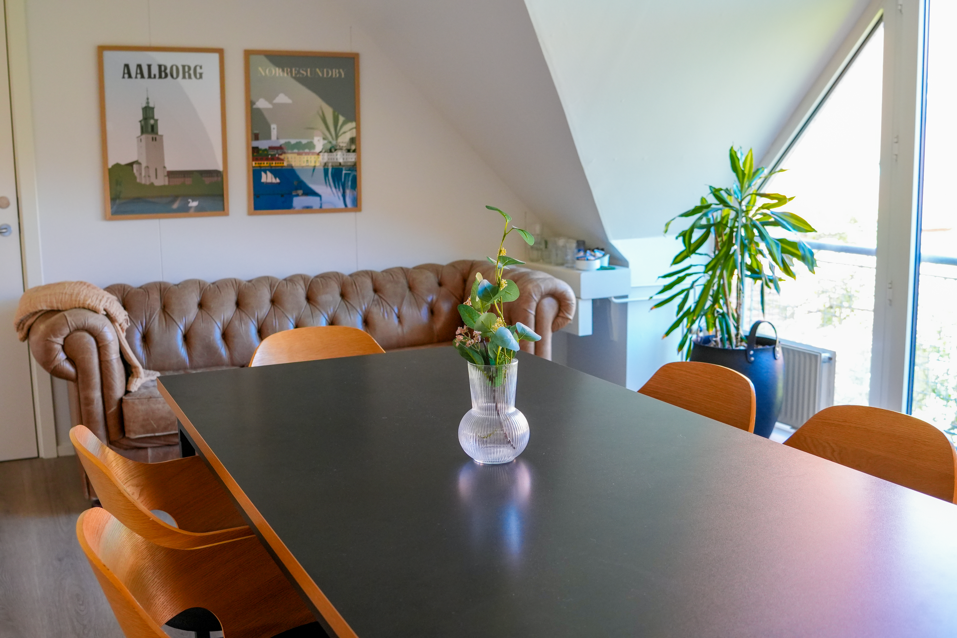 Rum med sofa og bord