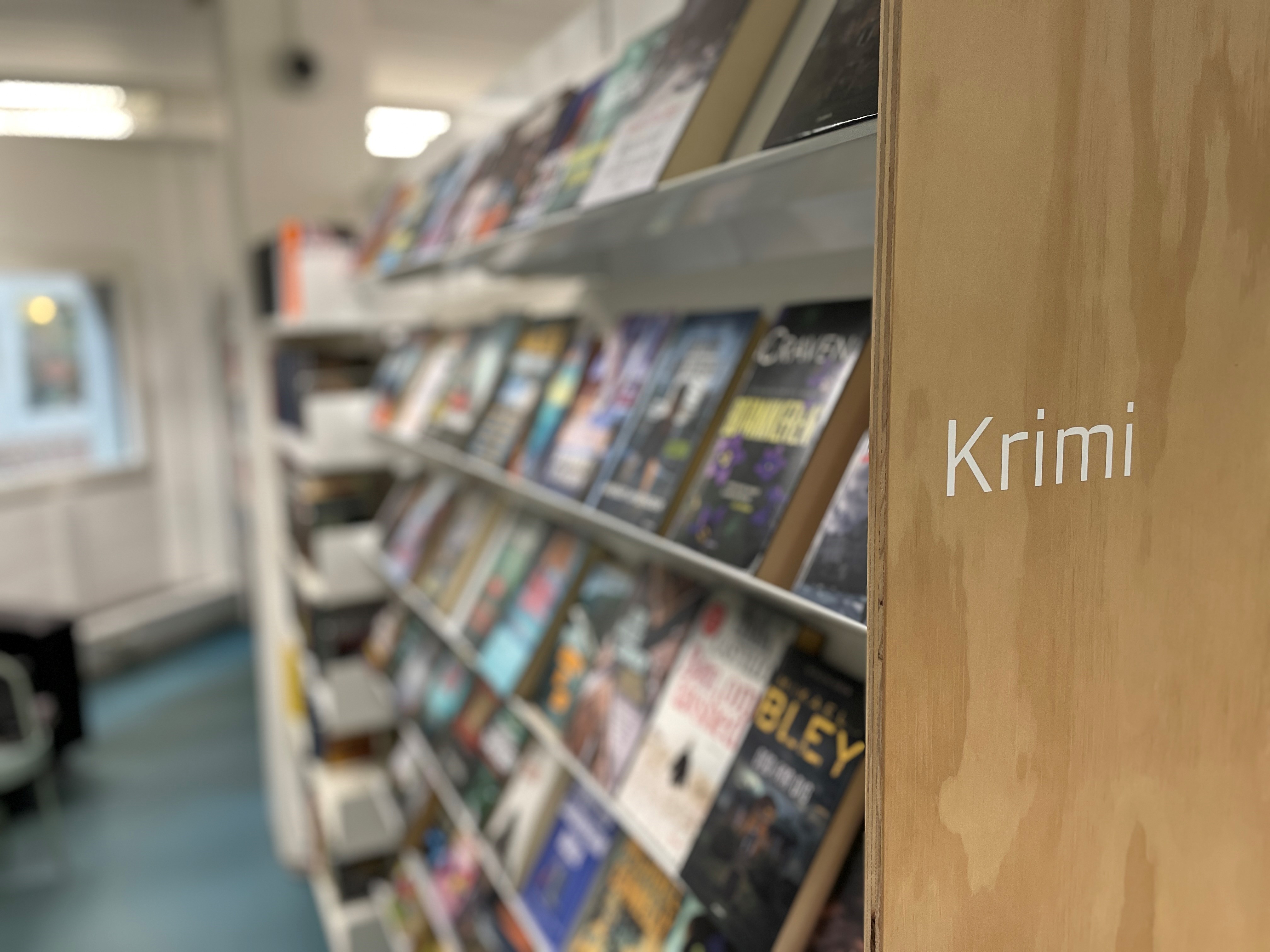 Bibliotekets hylde med krimier