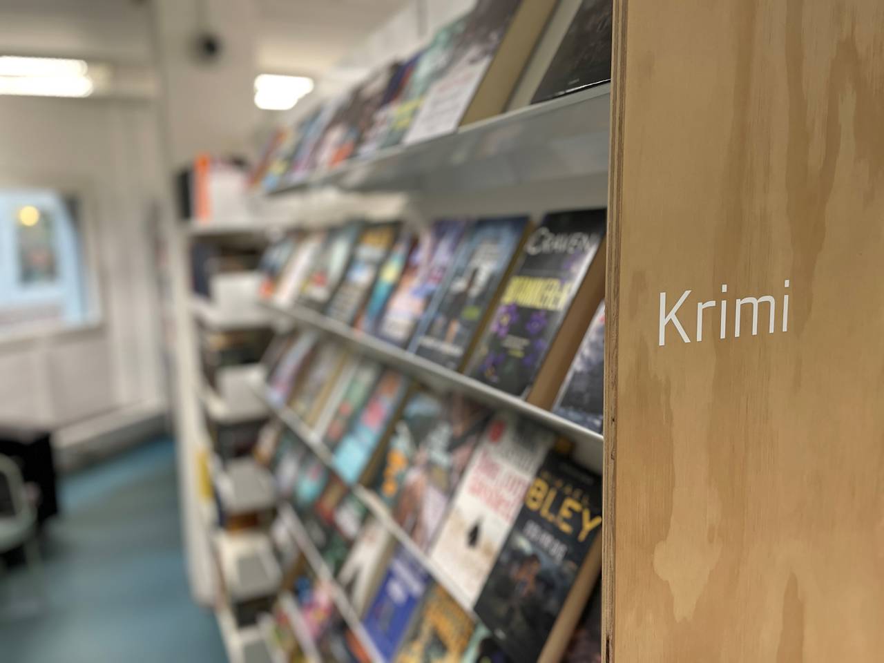 Bibliotekets hylde med krimier