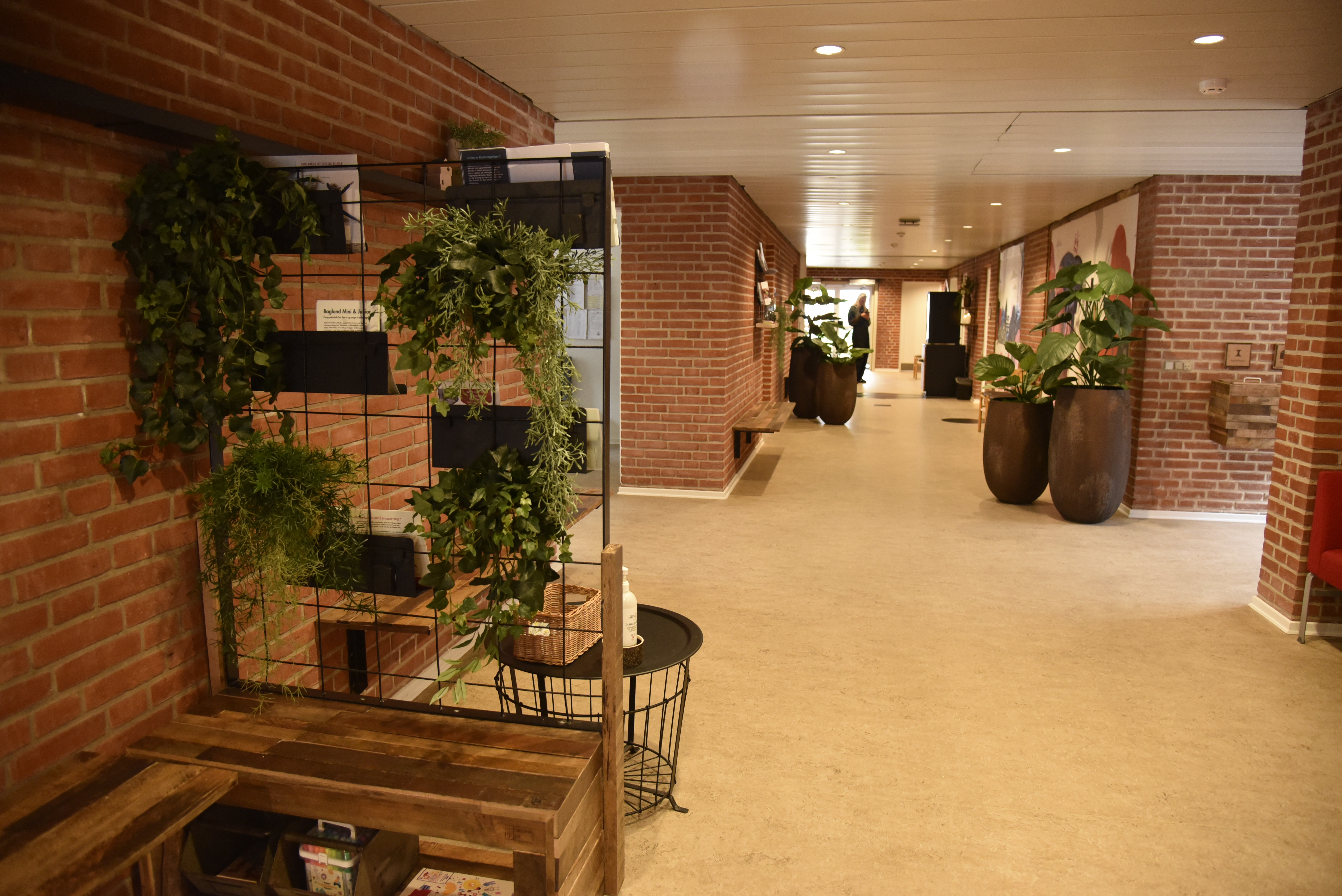 Gang med planter og røde murstensvægge