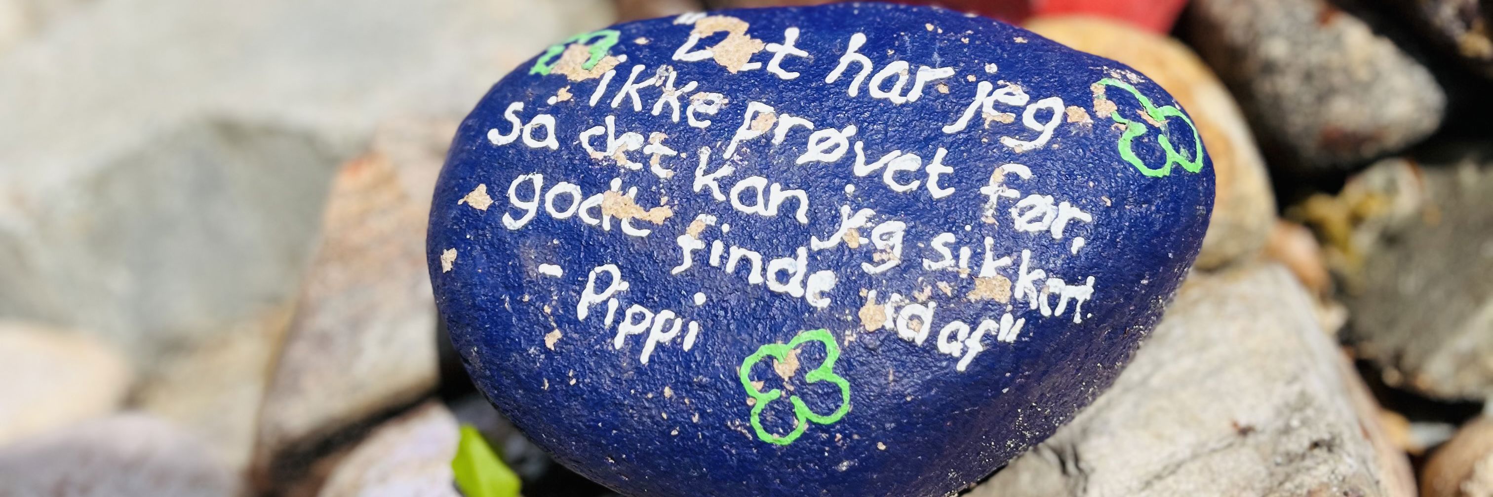 Farvet sten med tekst på