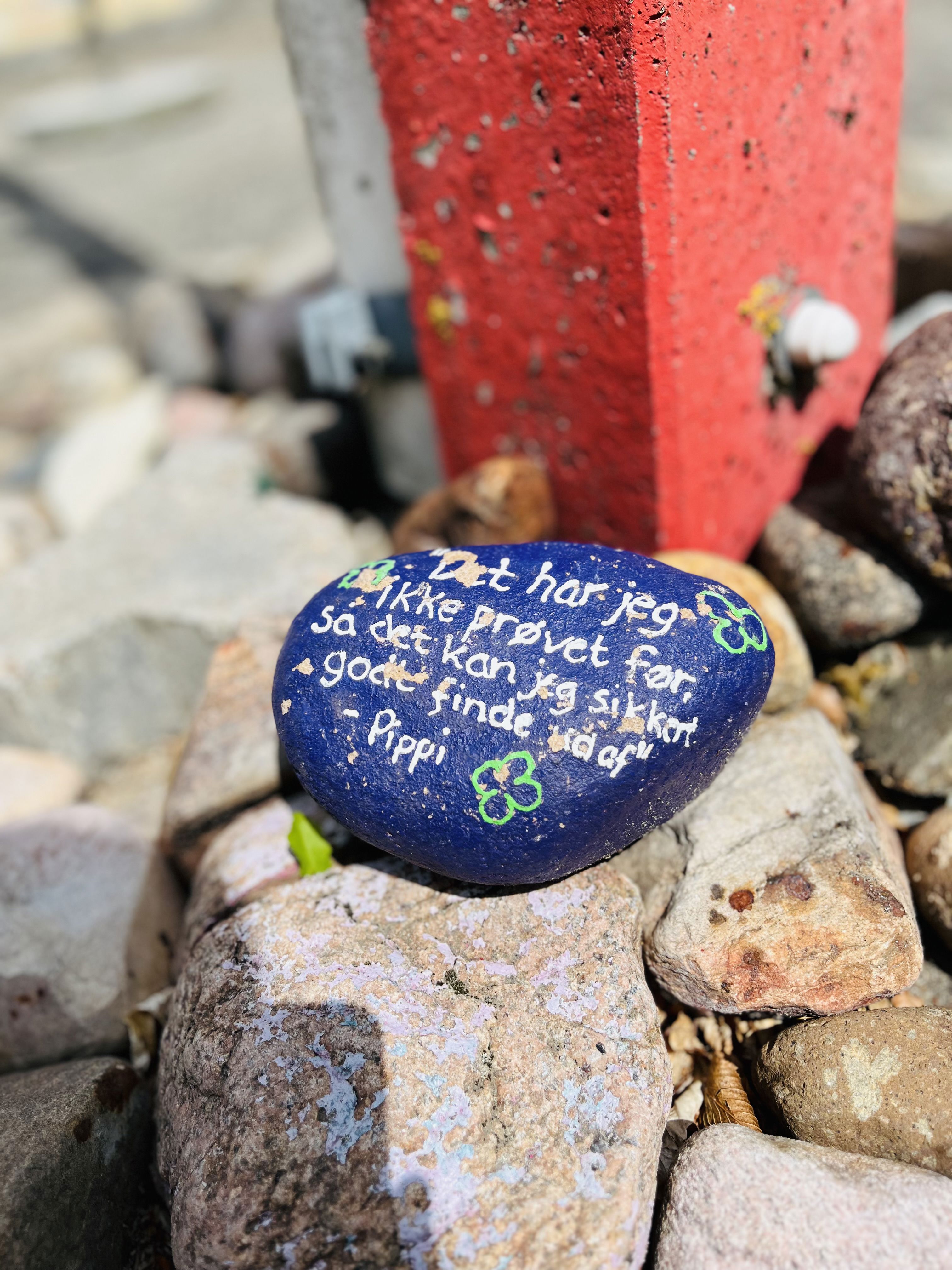 Farvet sten med tekst på