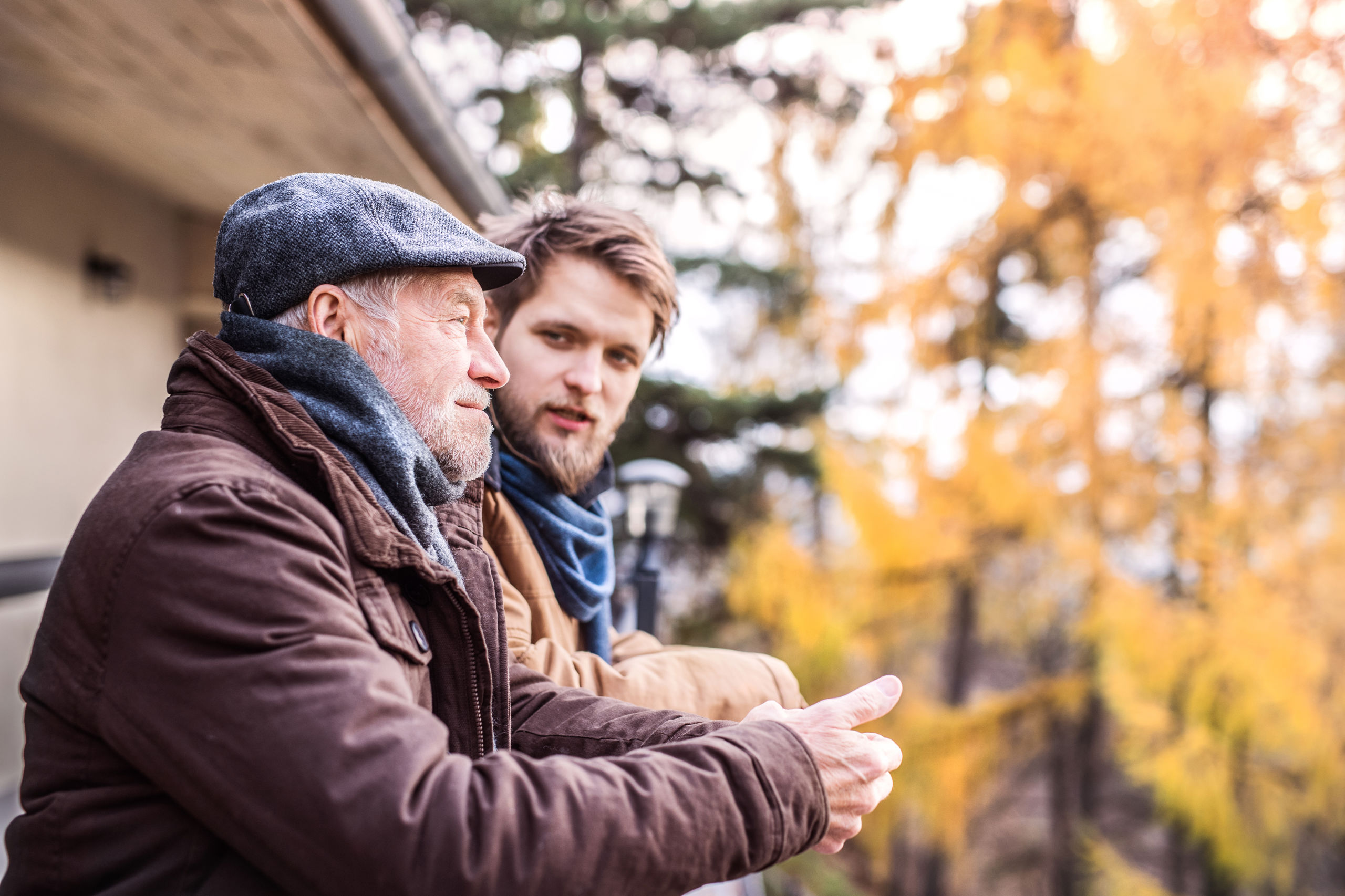 Ældre og ung mand taler sammen udenfor