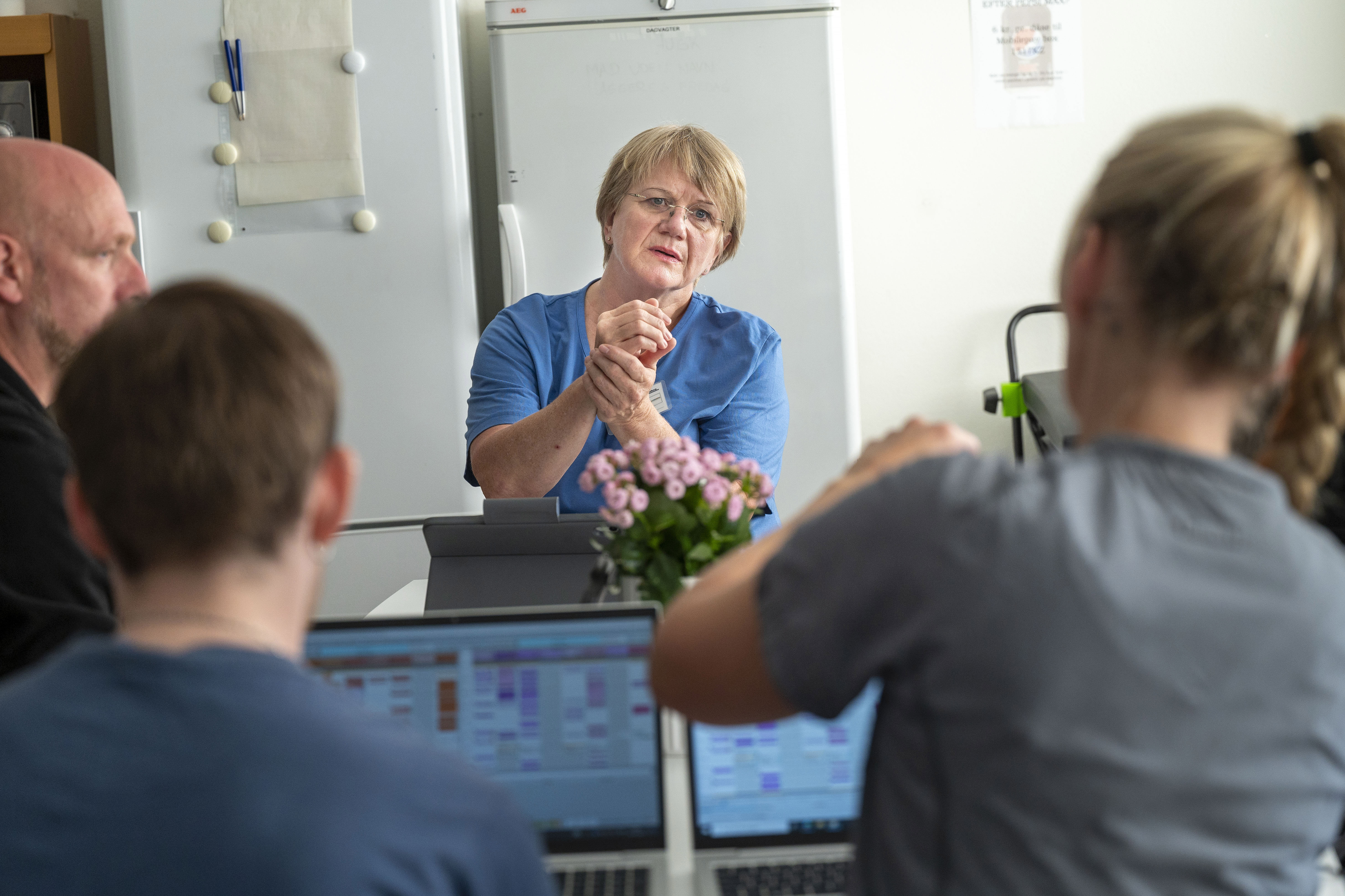 Medarbejdere holder møde