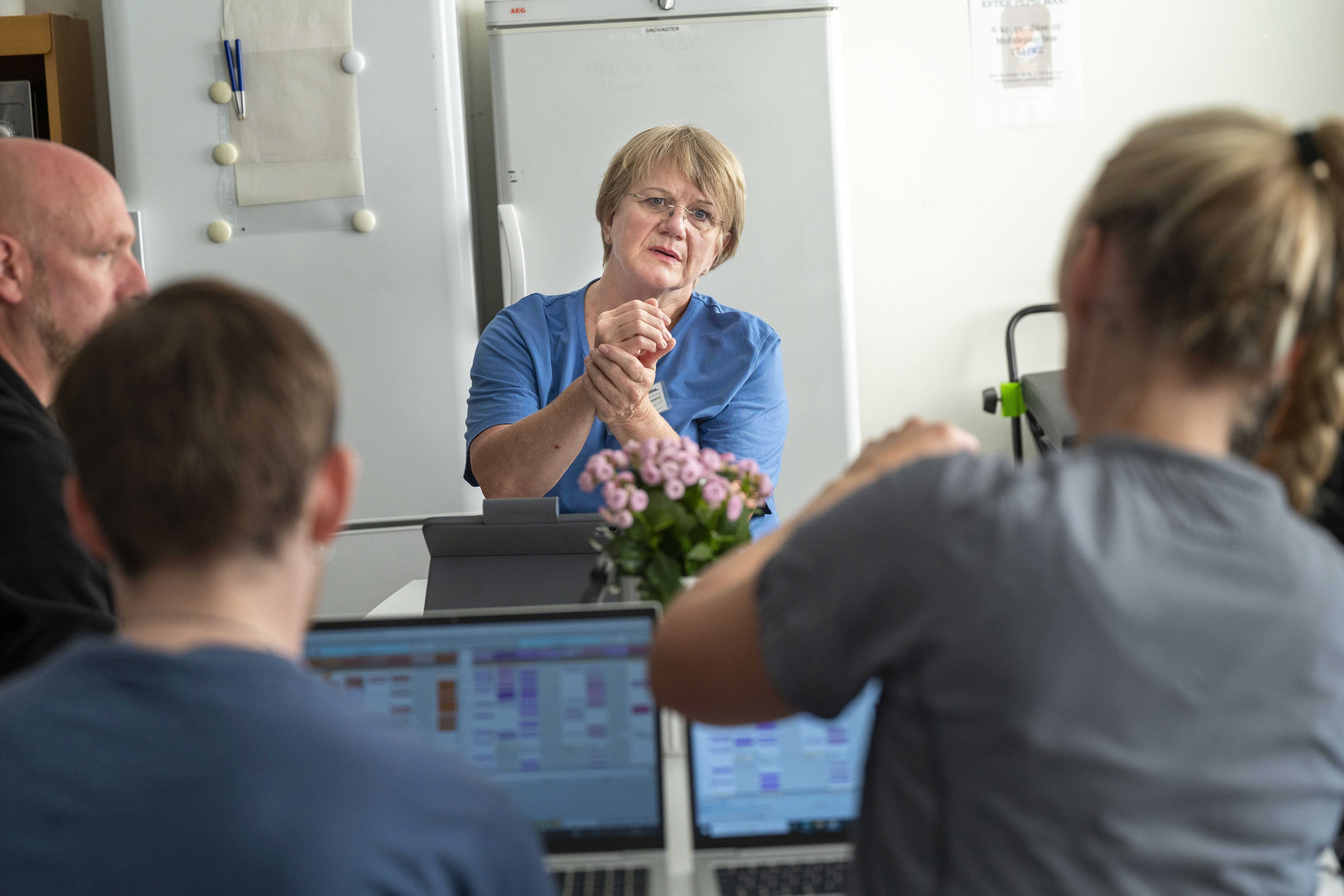 Medarbejdere holder møde