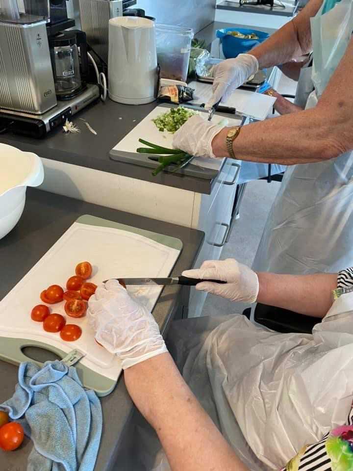 Der skæres grøntsager