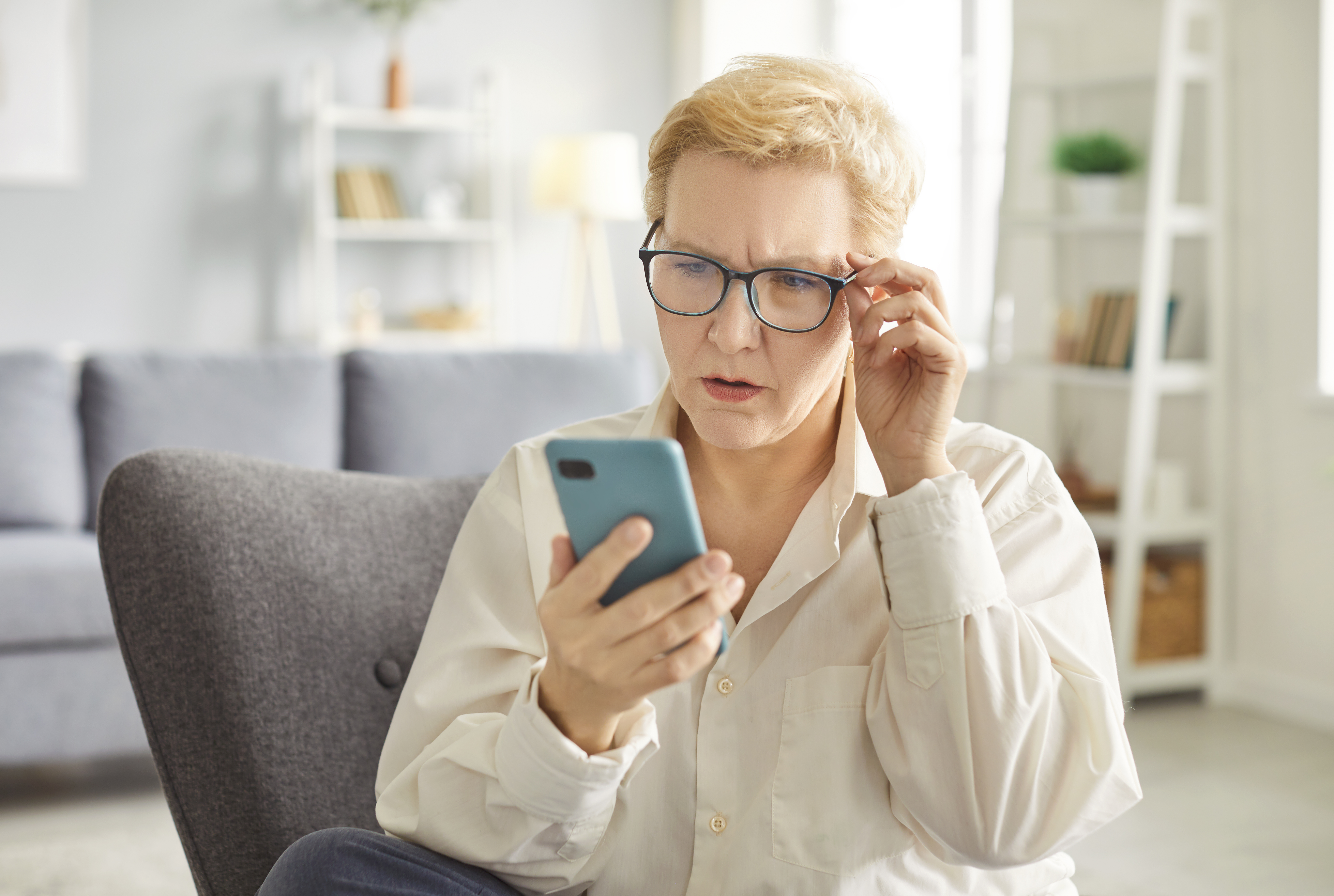 Ældre kvinde med telefon