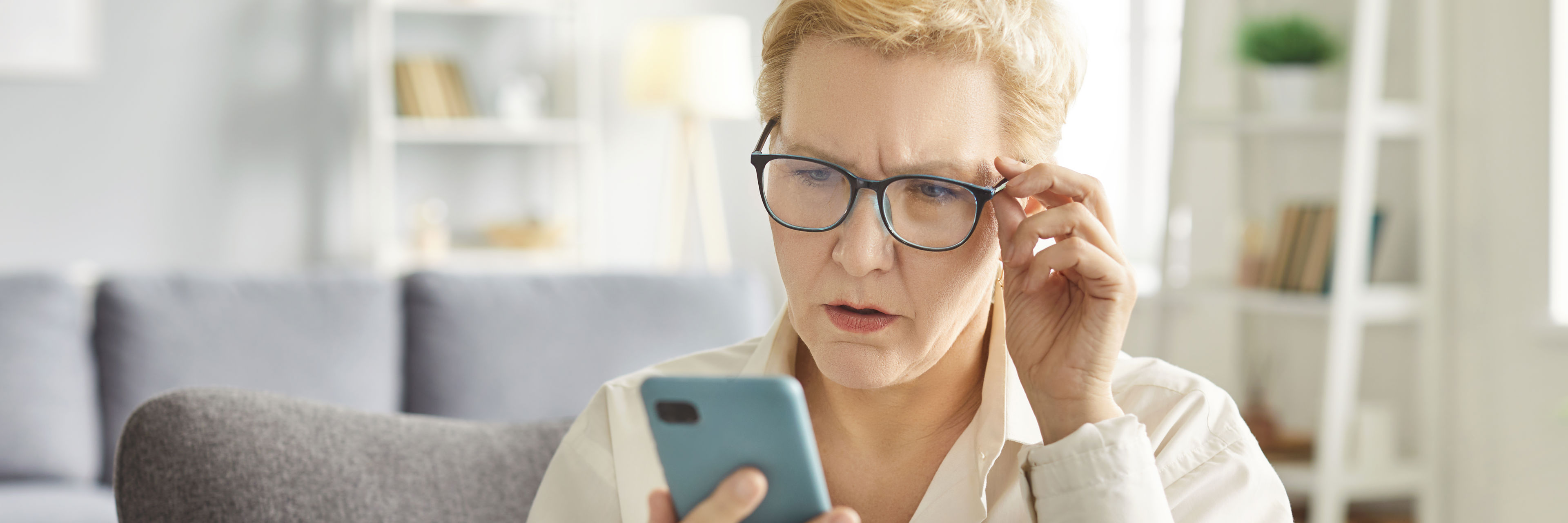 Ældre kvinde med telefon