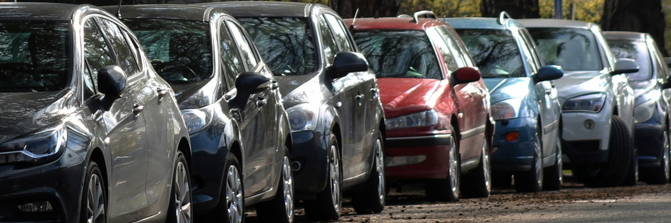 Parkerede biler på en vej