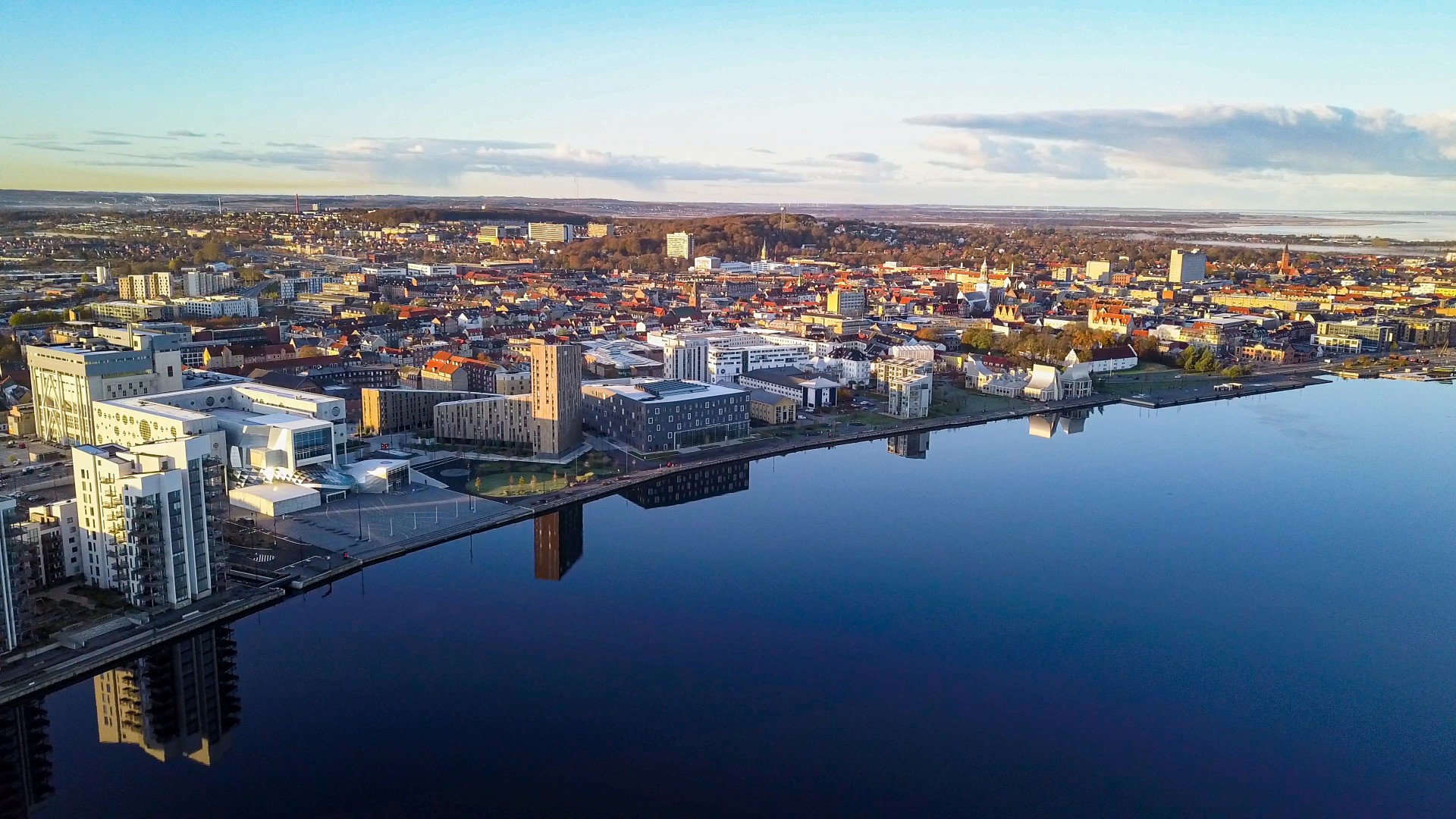 Luftfoto af Aalborg og Limfjorden
