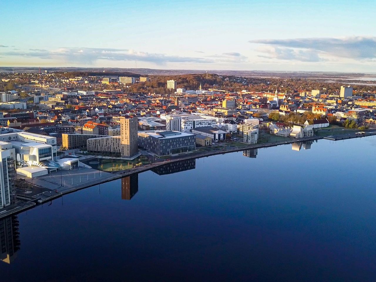 Luftfoto af Aalborg og Limfjorden