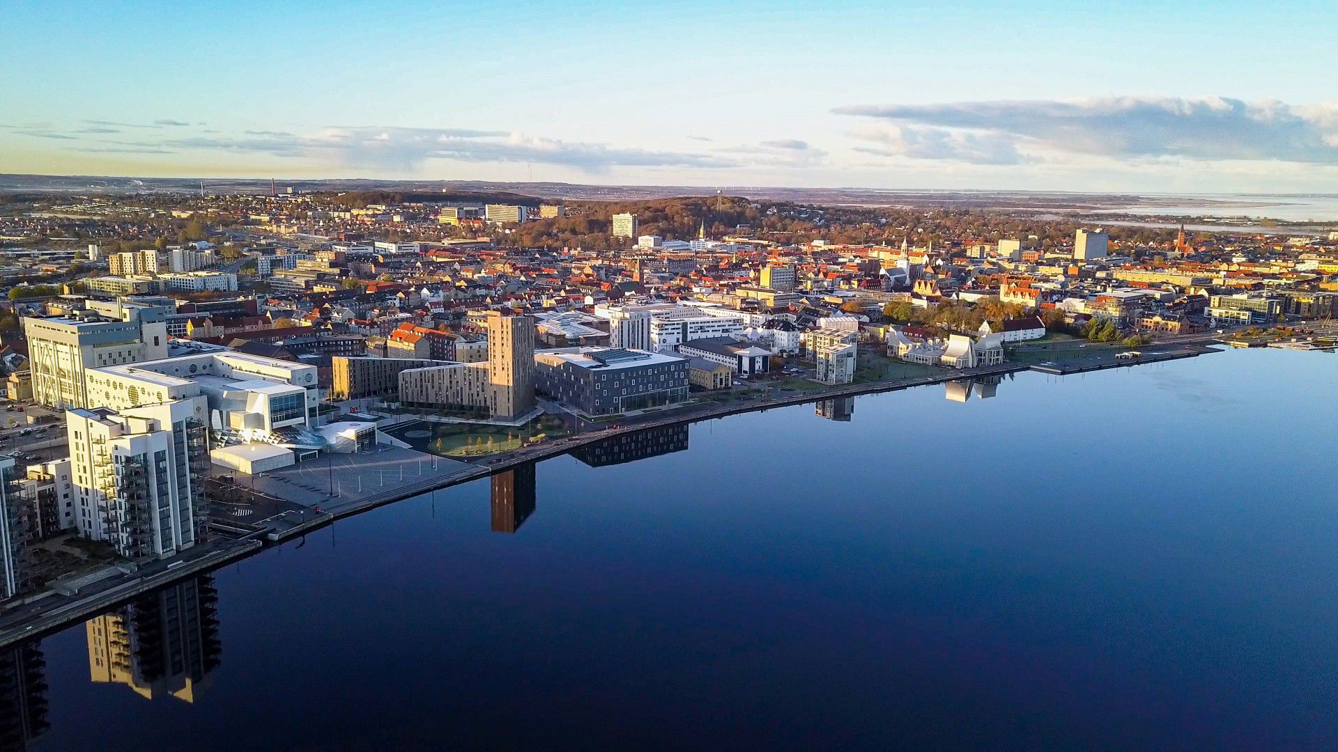 Luftfoto af Aalborg og Limfjorden