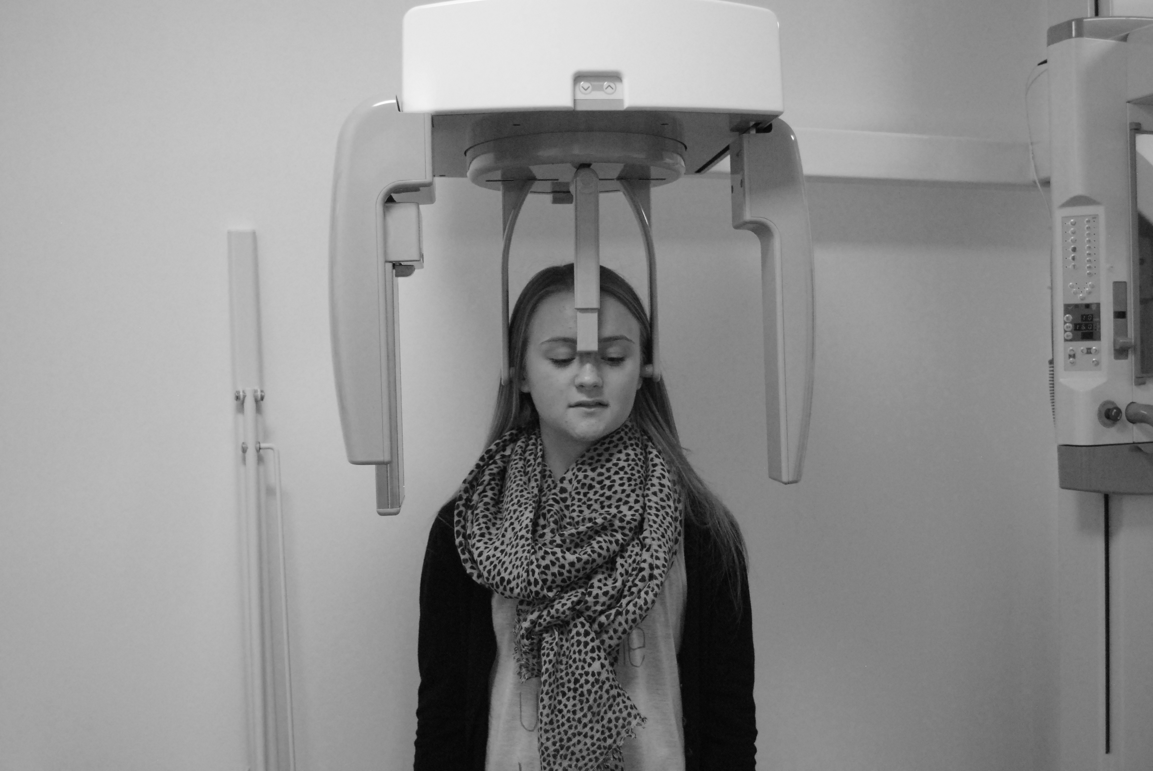 Kvinde stående i røntgenapparat
