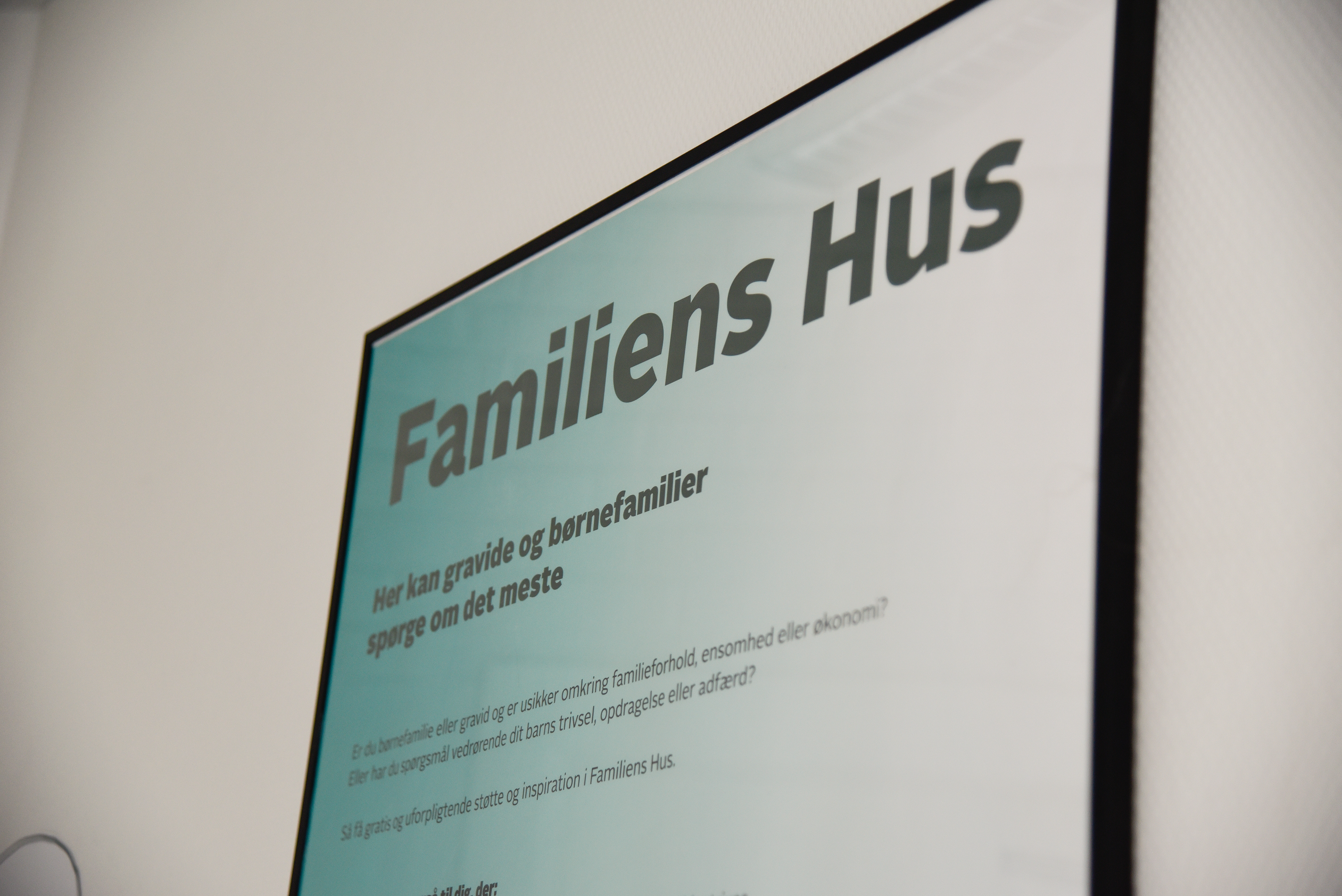 Skilt med teksten Familiens Hus