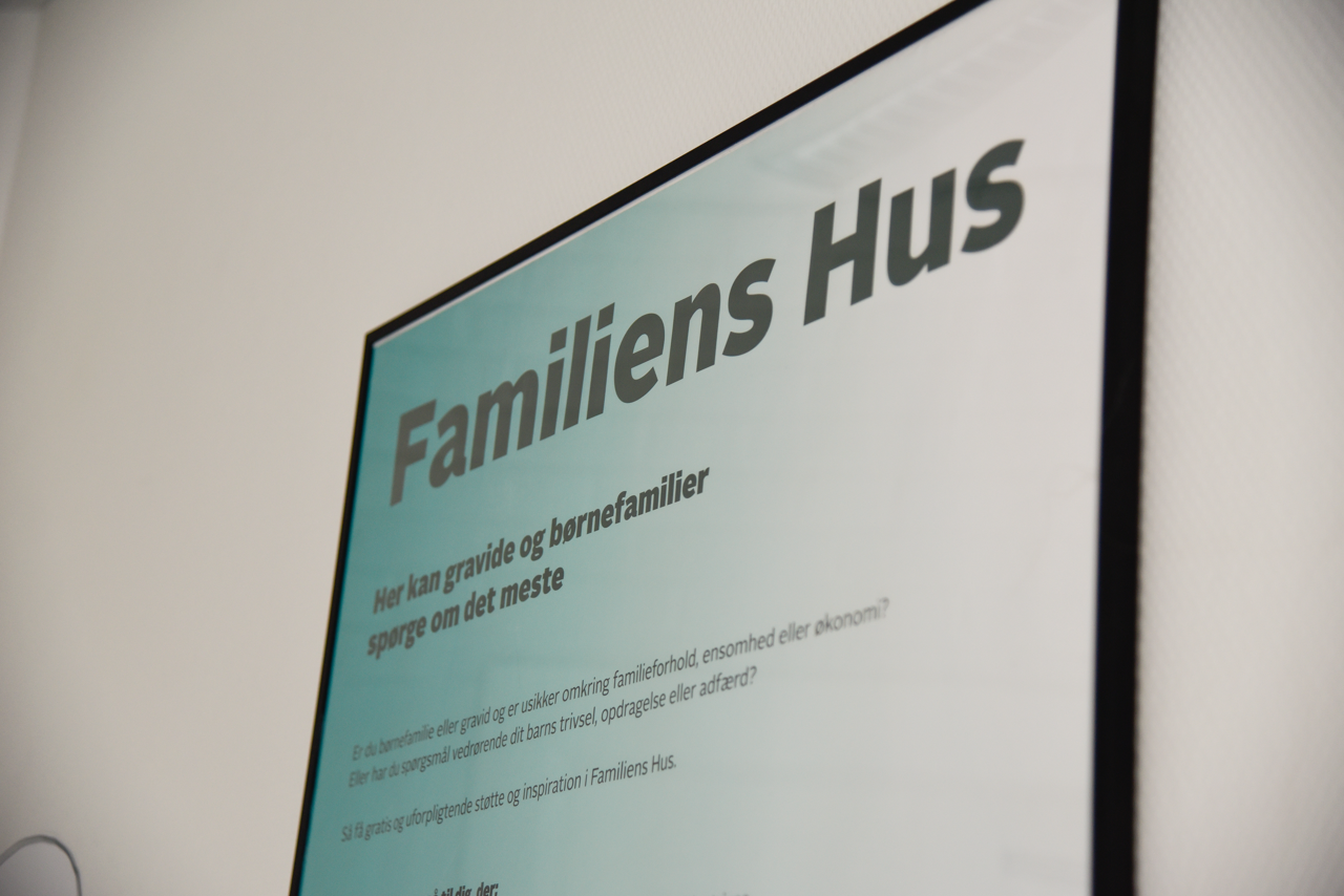 Skilt med teksten Familiens Hus