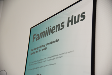 Skilt med teksten Familiens Hus